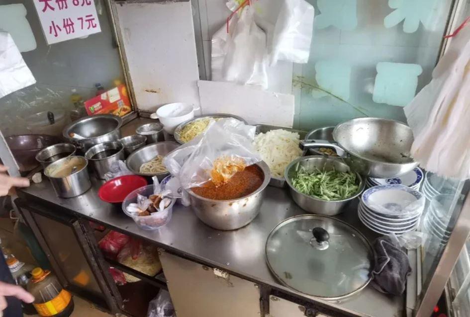 黑心商人為了招攬生意，在自家涼麵店裡的辣椒油內偷摻入「罌粟粉」，也讓不少網友驚呼好缺德。（翻攝微博）
