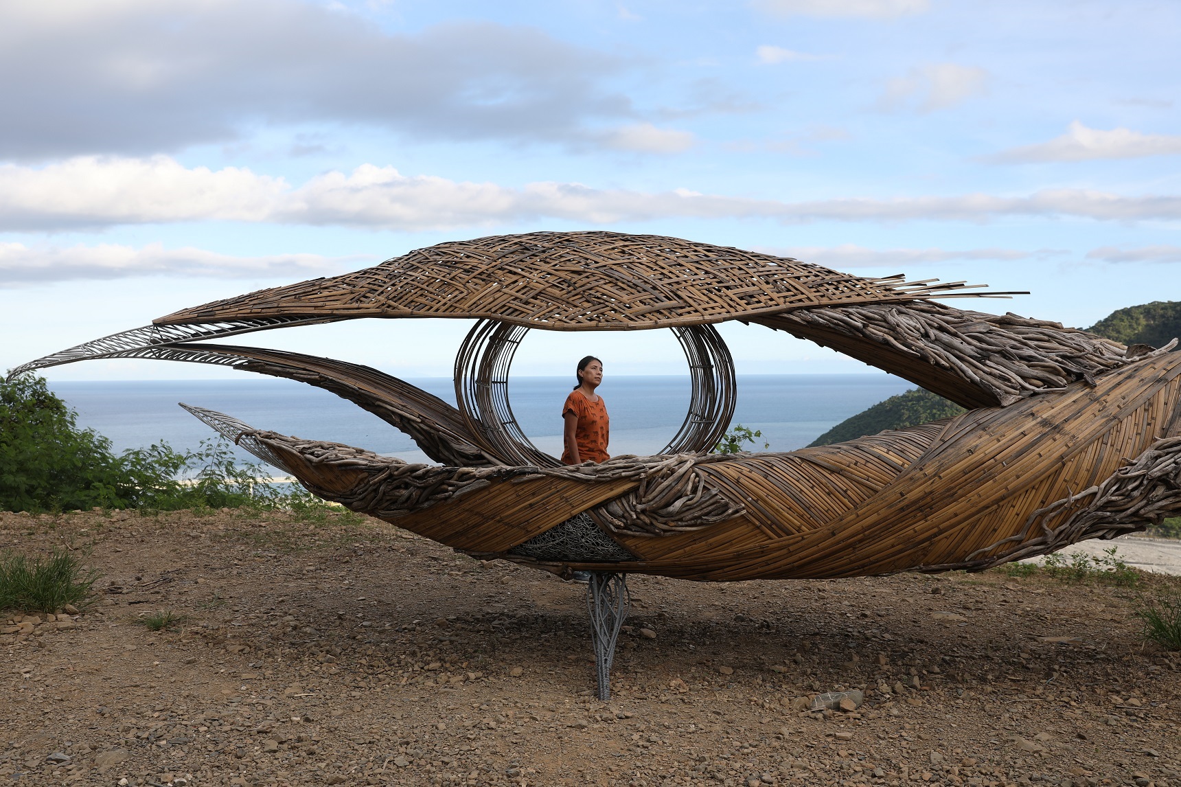 2021南迴藝術季作品《在斜坡上的瞭望》，作品有如鷹之眼，居高守護著山林大海與部落。