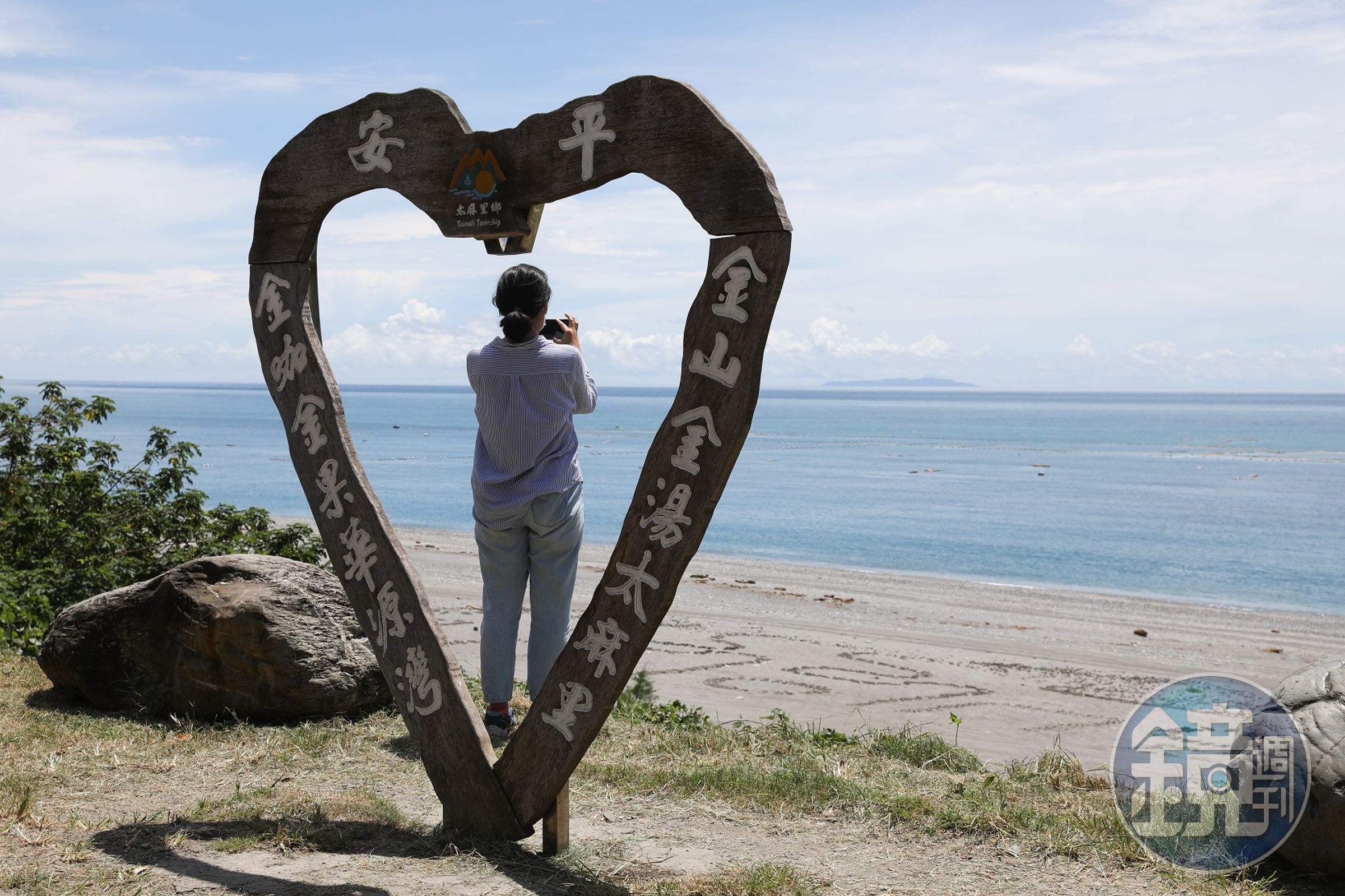 華源海灣休息區以漂流木做成愛心的地標。