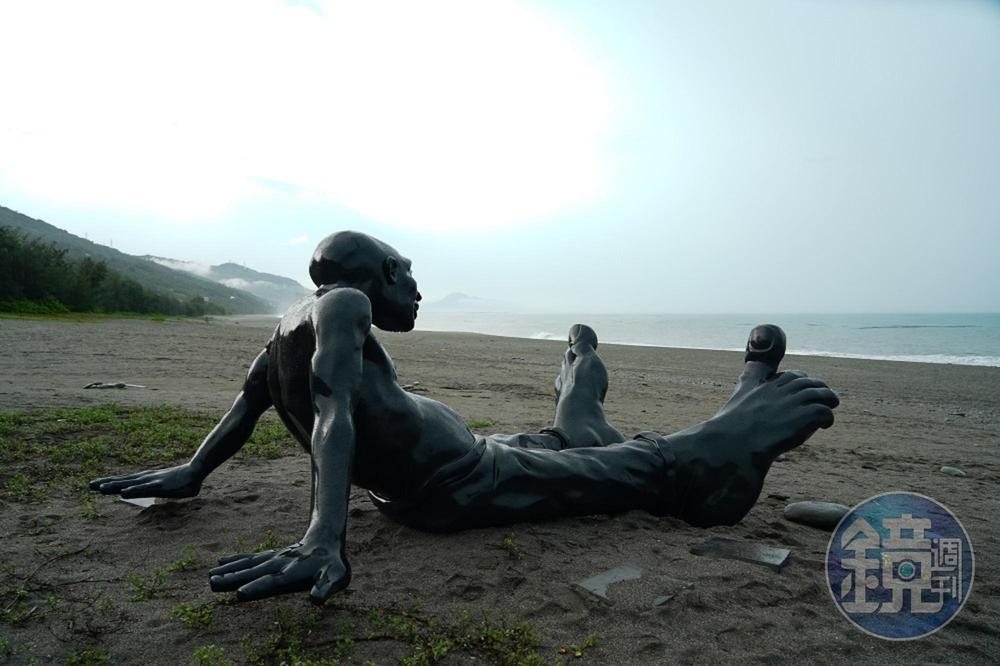 喜歡旅行的以色列藝術家，作品《行走的意識》讓光著腳丫子的巨人悠哉攤坐在海灘、享受海風吹拂。（胡耀仁攝）