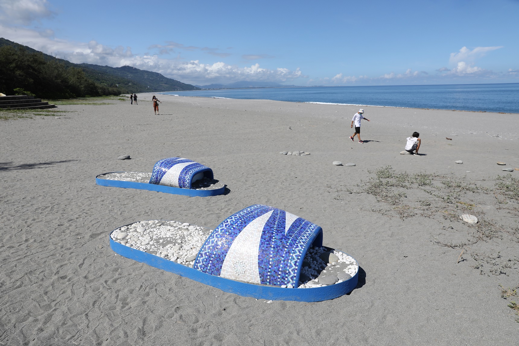 林子堯在千禧曙光紀念園區的海灘上，所創作的巨型藍白拖《潮‧南》。