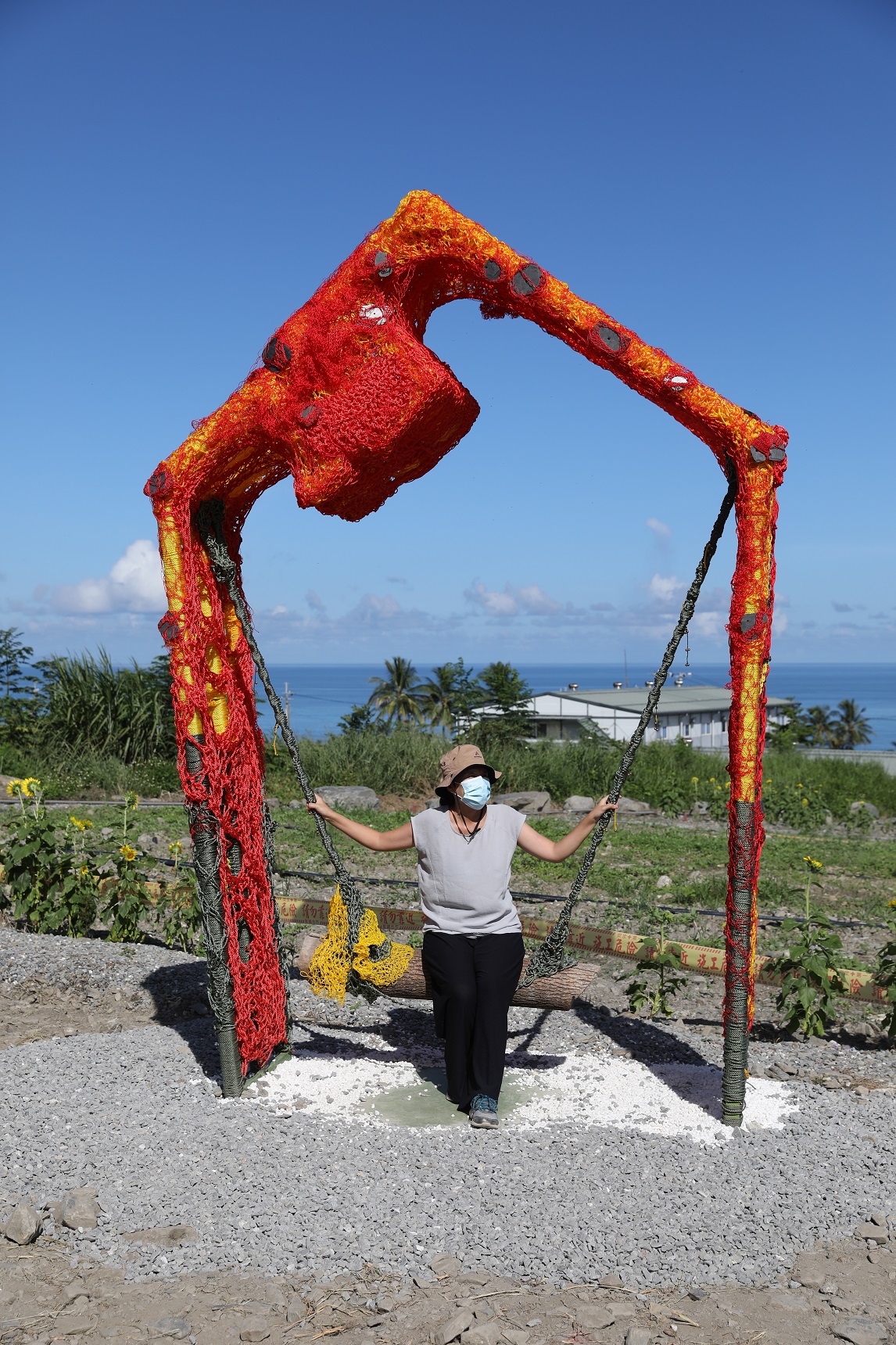 武玉玲希望透過作品《我輕輕聽》，讓每位旅人暫停腳步，傾聽山與海的聲音。