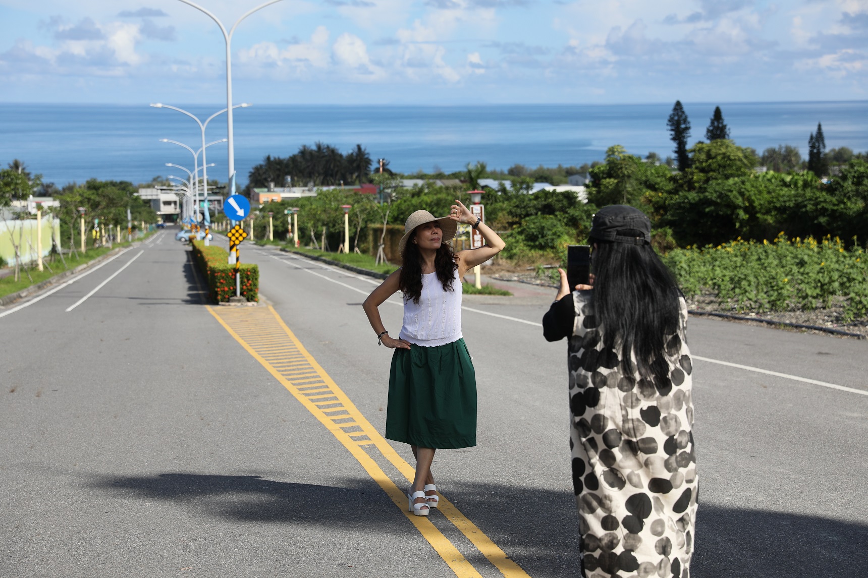 太麻里火車站站前馬路，彷彿直通大海，成為旅人必拍景點。