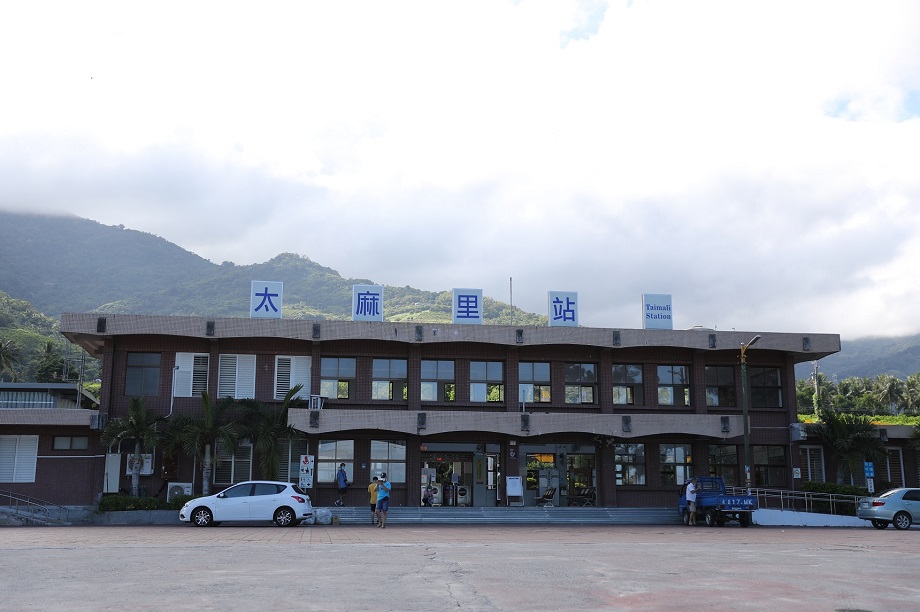 走出太麻里火車站，外頭就有南迴藝術季的作品。