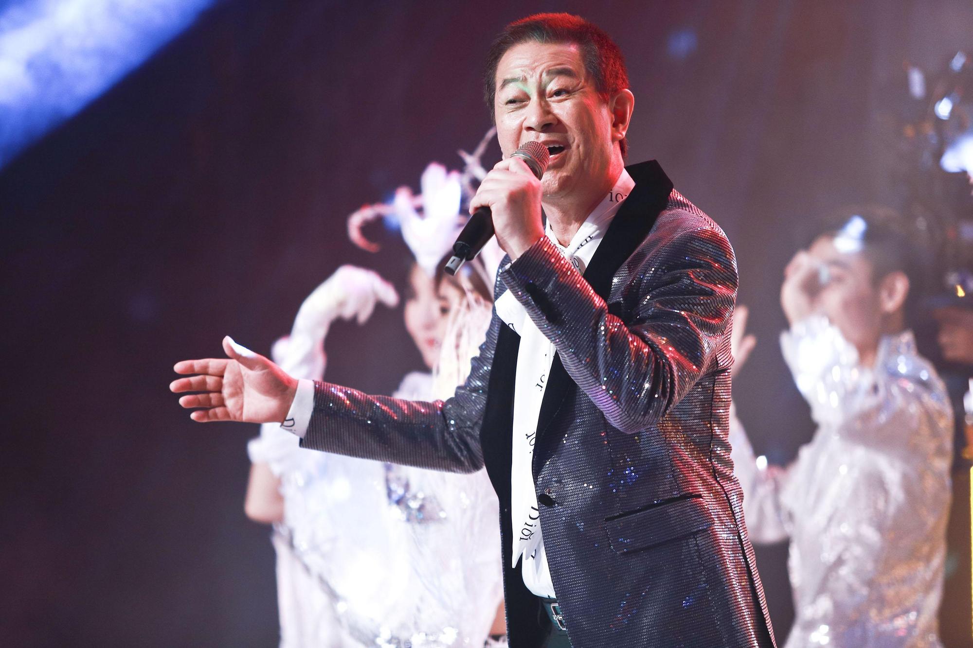 蔡小虎客串八點檔《黃金歲月》,獻唱經典歌曲春夏秋冬。(民視提供)