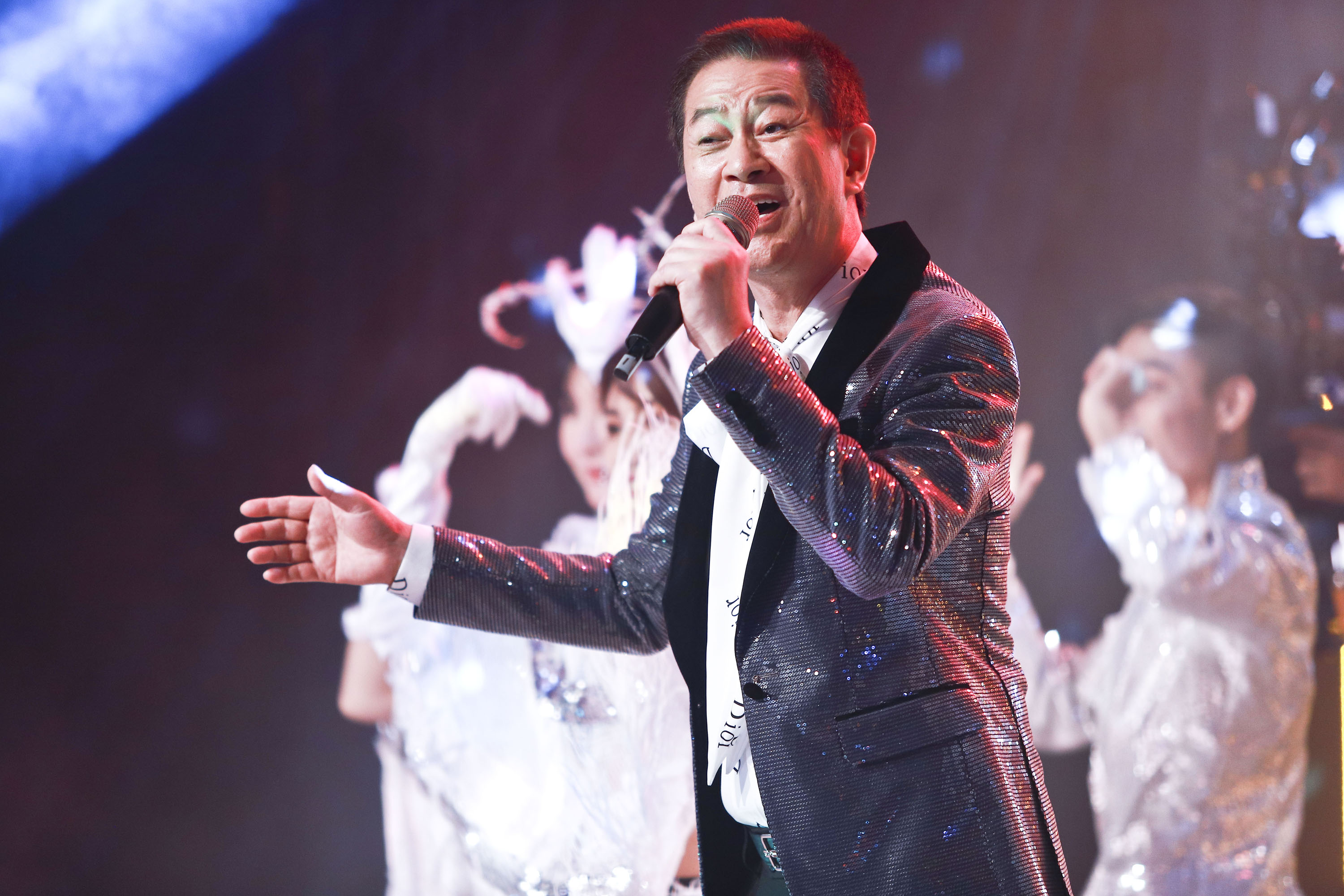 蔡小虎客串八點檔《黃金歲月》，獻唱經典歌曲春夏秋冬。（民視提供）