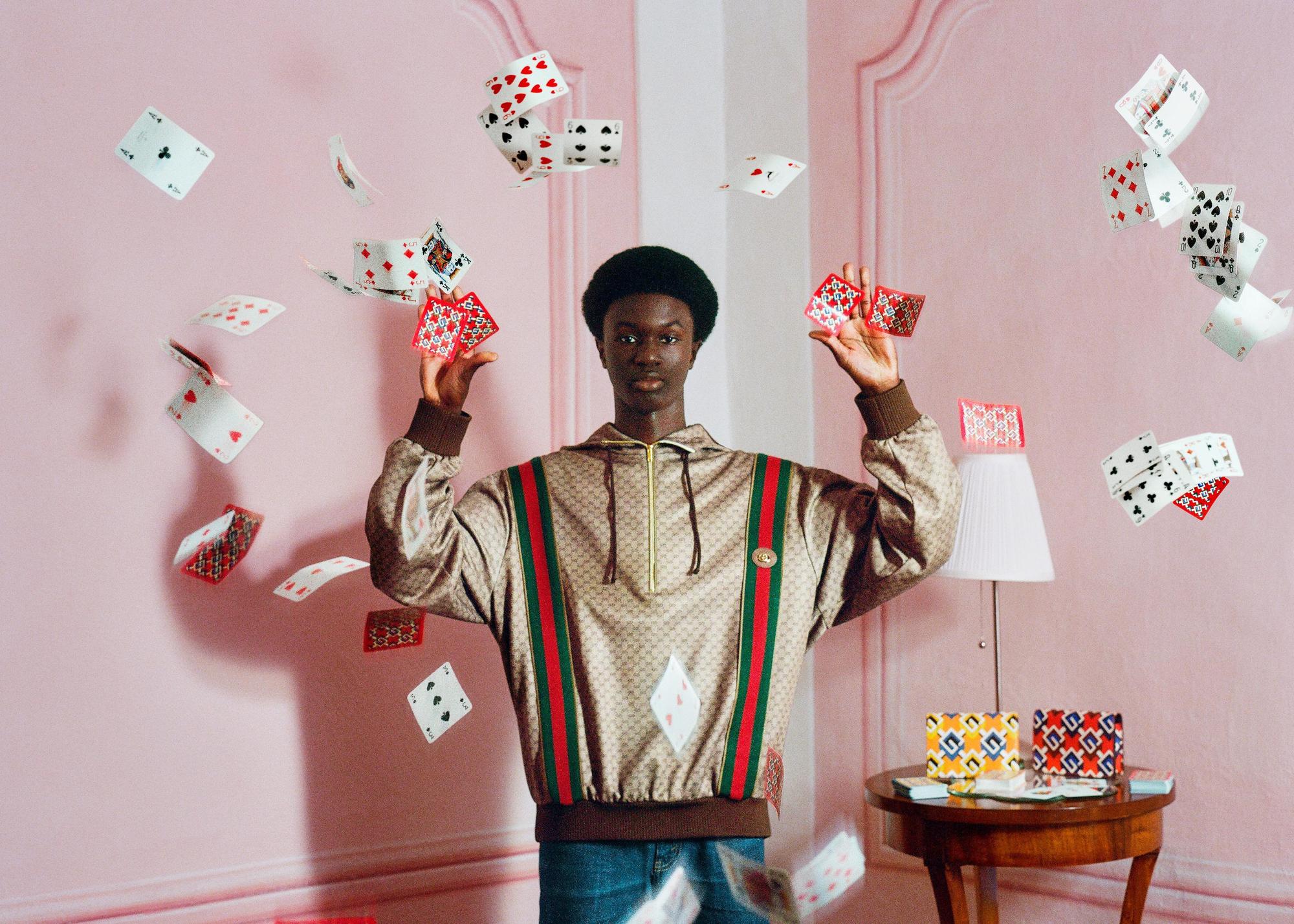 GUCCI Lifestyle系列廣告以夢幻的意象展開,同變魔術一般,所有東西都進入流動的宇宙,都不再像表面一樣。(GUCCI提供)