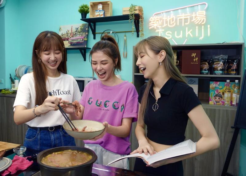 3人一起做菜彷彿在玩「胡鬧廚房」。（繁星浩月娛樂提供）