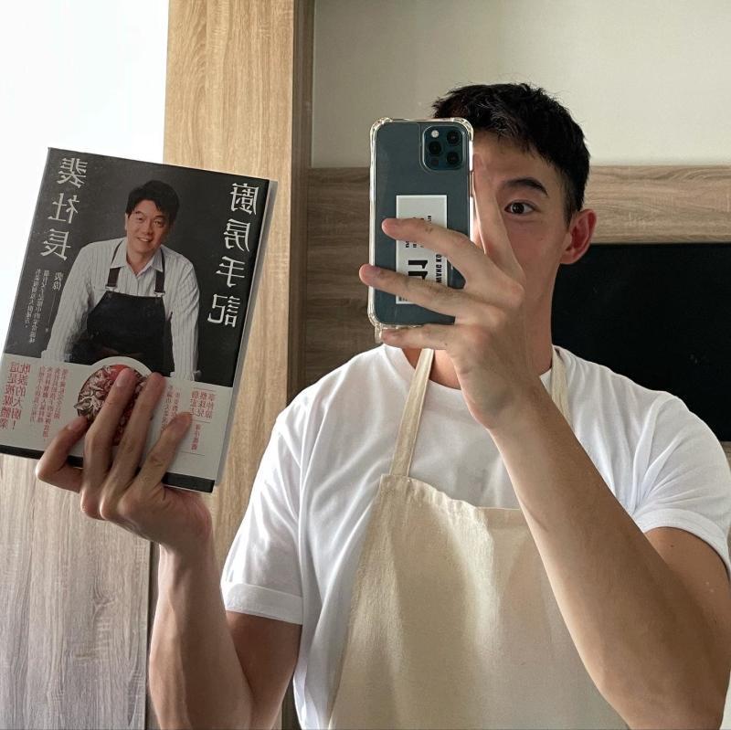 男星王可元挑戰裴社長食譜書中的名菜元旦福祿蝦。（王可元提供）