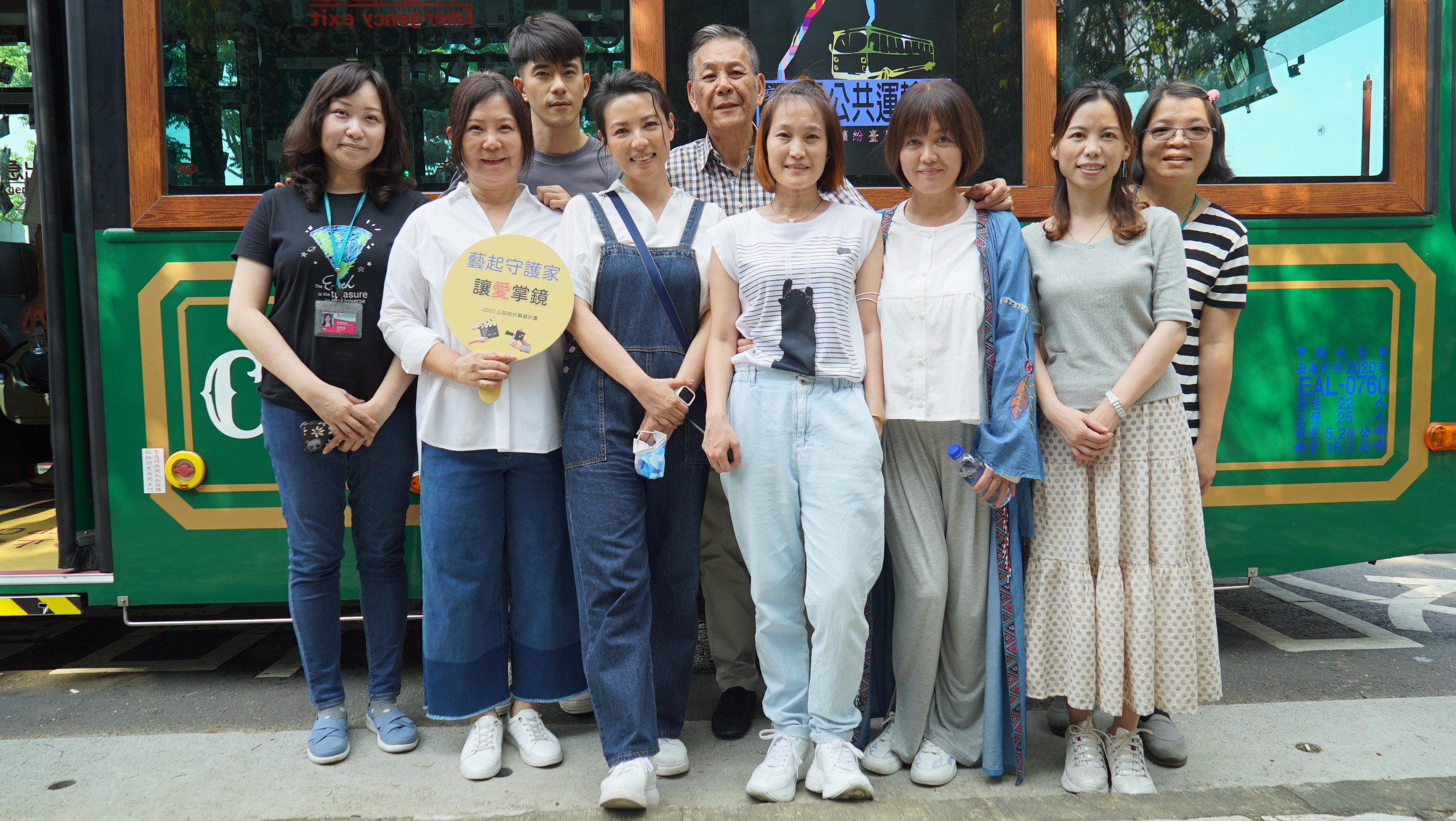 陳孝萱（左四）找來龍劭華（中）、苗可麗（右三）、JR紀言愷（左三）一起拍攝公益影片。（青睞影視提供）