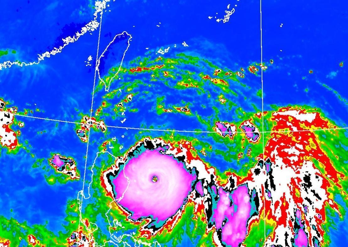 強颱璨樹為於鵝鑾鼻的南南東方約630公里海面上，氣象局持續發布海上警報。（翻攝自中央氣象局）