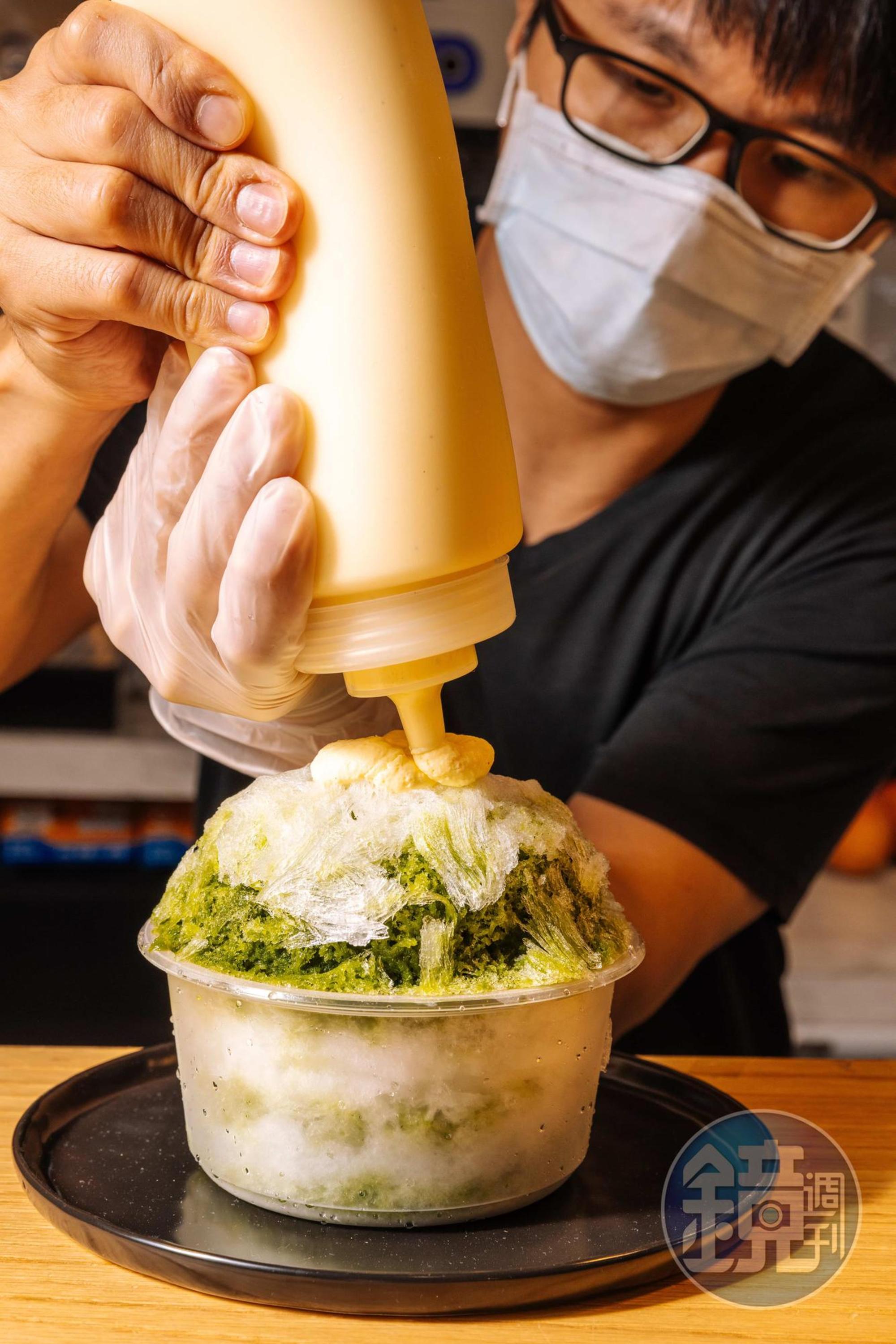細細擠上一層布蕾，等待炙燒的「抹茶燒冰」。