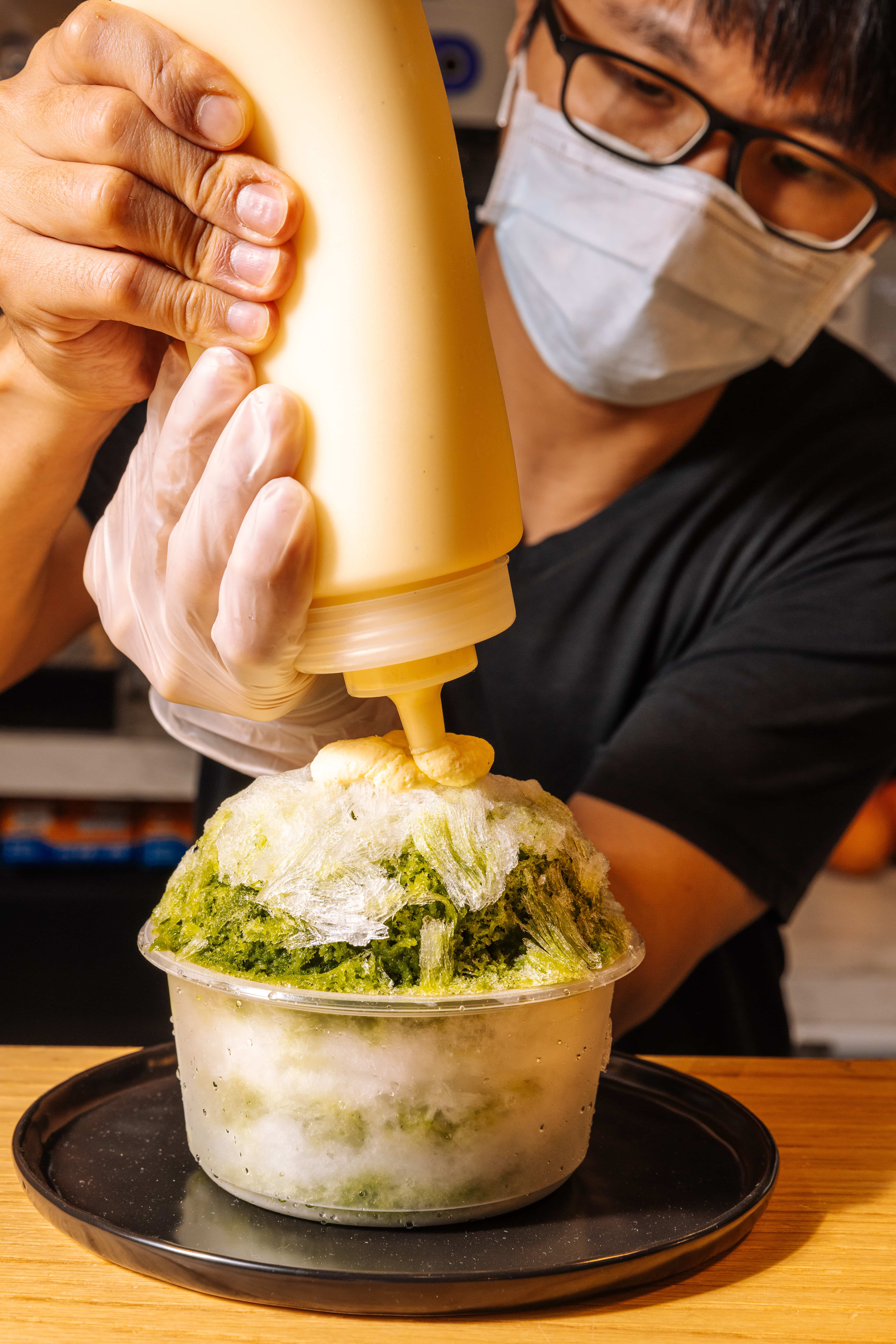 細細擠上一層布蕾，等待炙燒的「抹茶燒冰」。