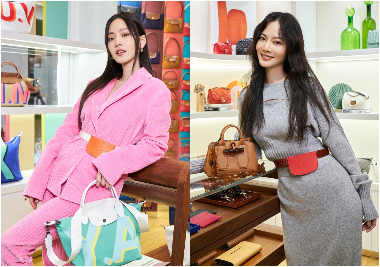 曾之喬親臨新店玩賞巴黎女人的時尚品味，並演繹兩種不同Look，搭配秋冬Roseau新款（右）以及My Pliage訂製包。（LONGCHAMP提供）