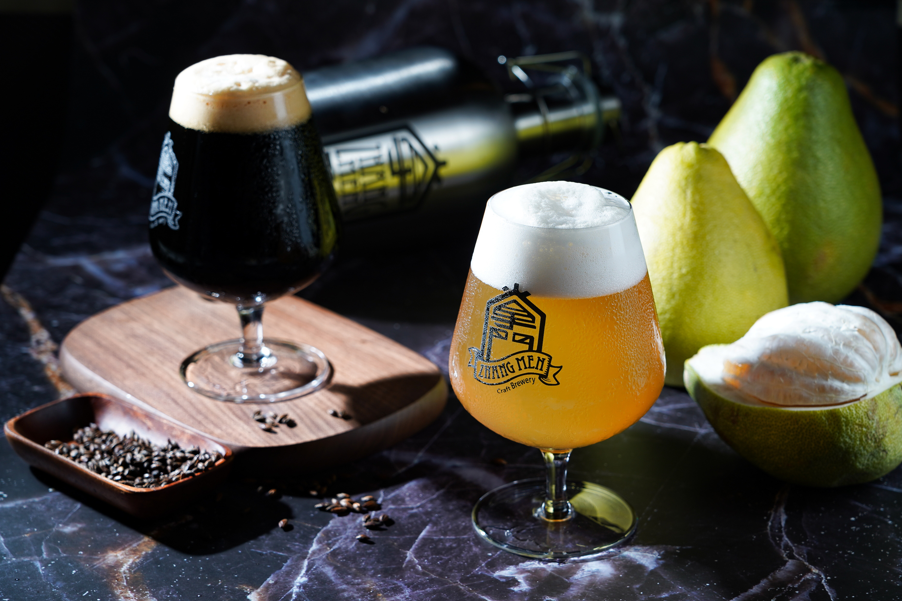 甫在澳洲啤酒大賽摘金的「黑柑橘」（左）煙燻調中回勾柑橘香氣；季節限定的「柚想你了」（右）有黃金柚清新。（皆220元／350ml）