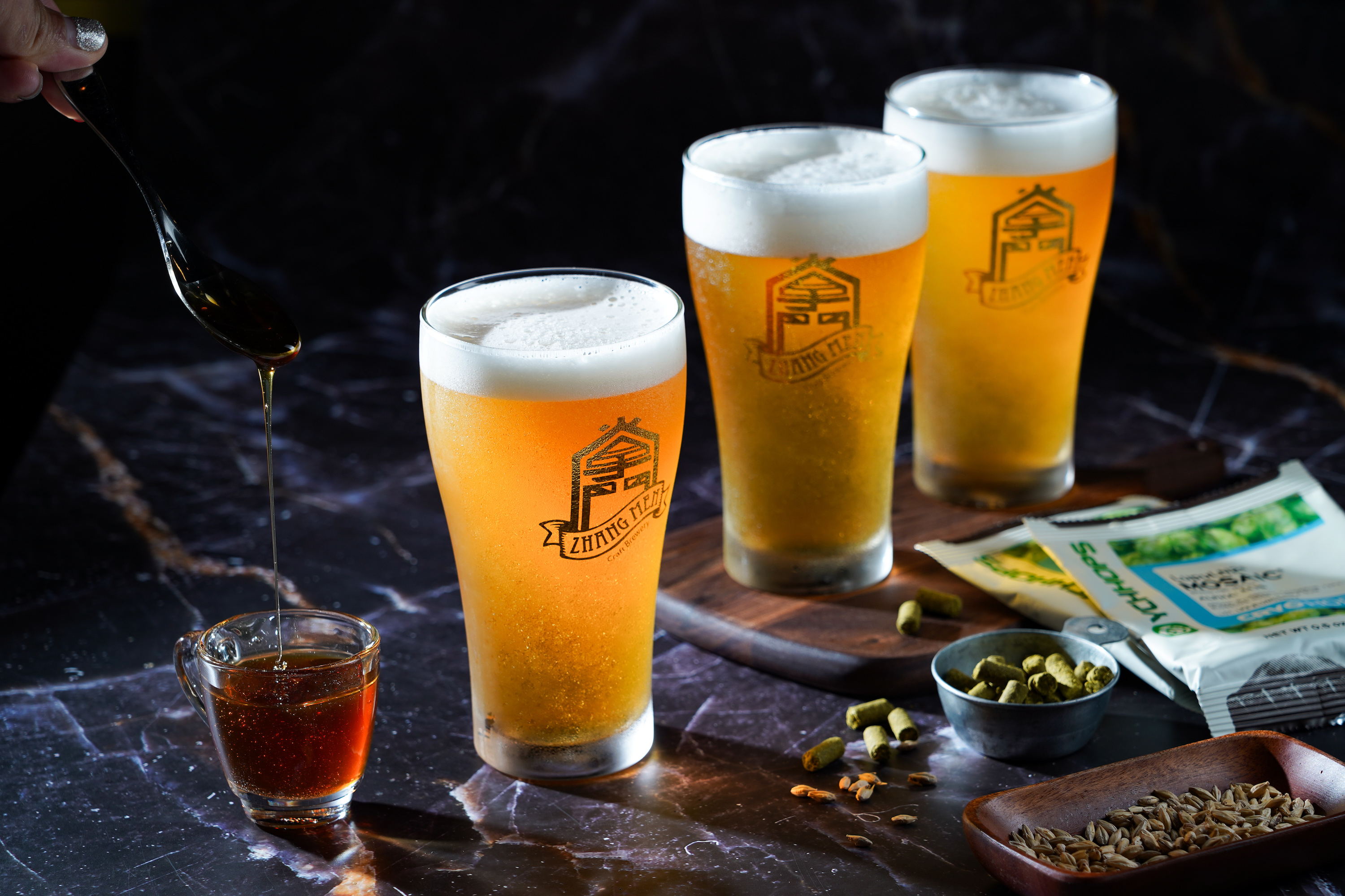 「愛羅武勇」適合搭配海鮮和烤物（左，240元／350ml）、「夏夜晚風」（中，200元／350ml）適合煙燻料理、「55％小麥」（右，200元／350ml）則是炸物和披薩的好拍檔。