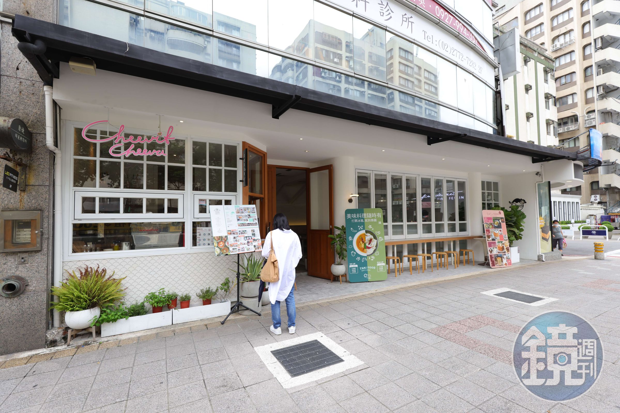 奇維奇娃位於國父紀念館站二號出口旁，空間明亮寬敞。