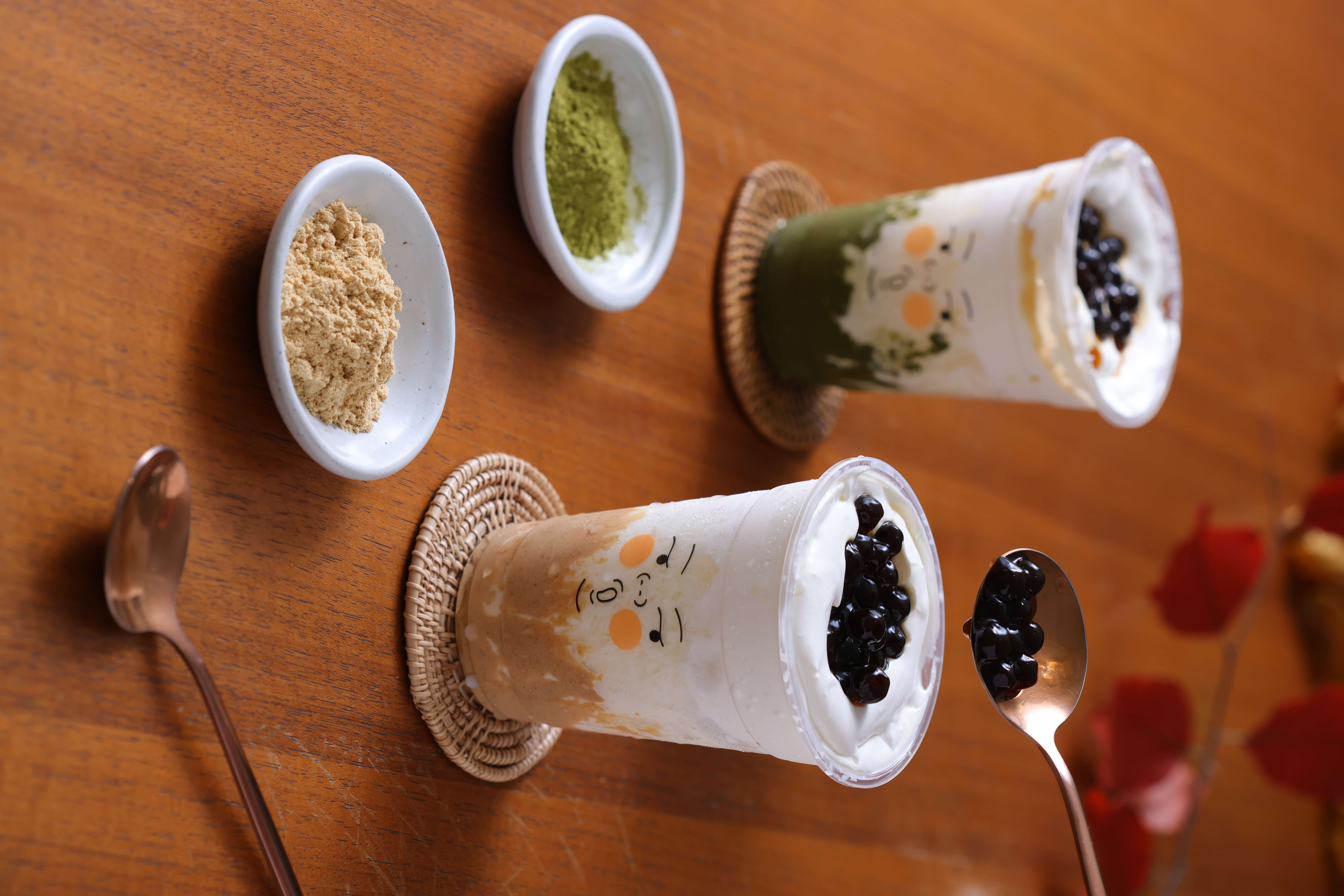 「抹茶奶蓋冰酥」（左）與「黃豆粉奶蓋冰酥」（右）微融後口感如同 清爽版奶昔。（皆160元／杯）