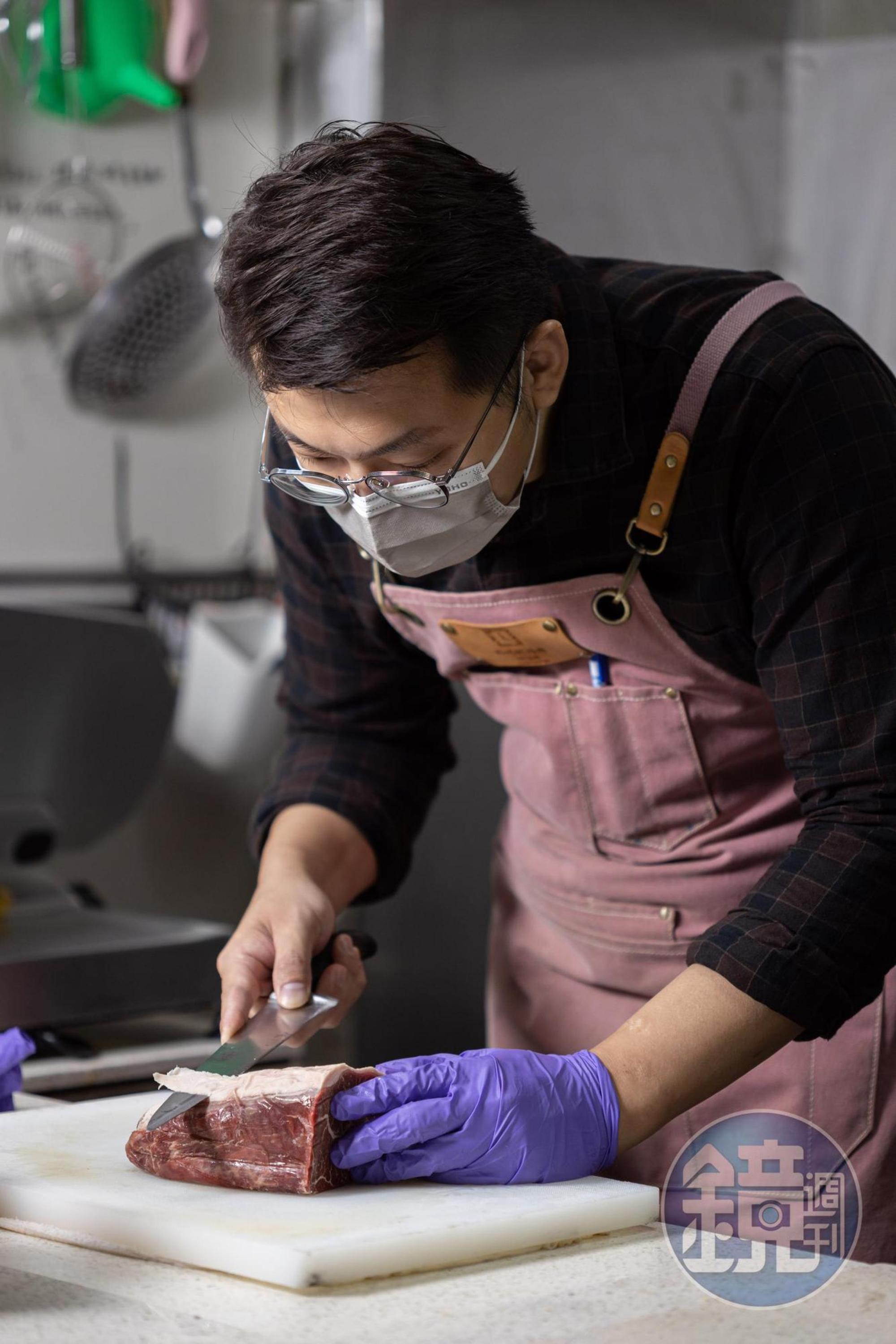 老闆Deren是資深燒肉迷,堅持手工修清肉品。