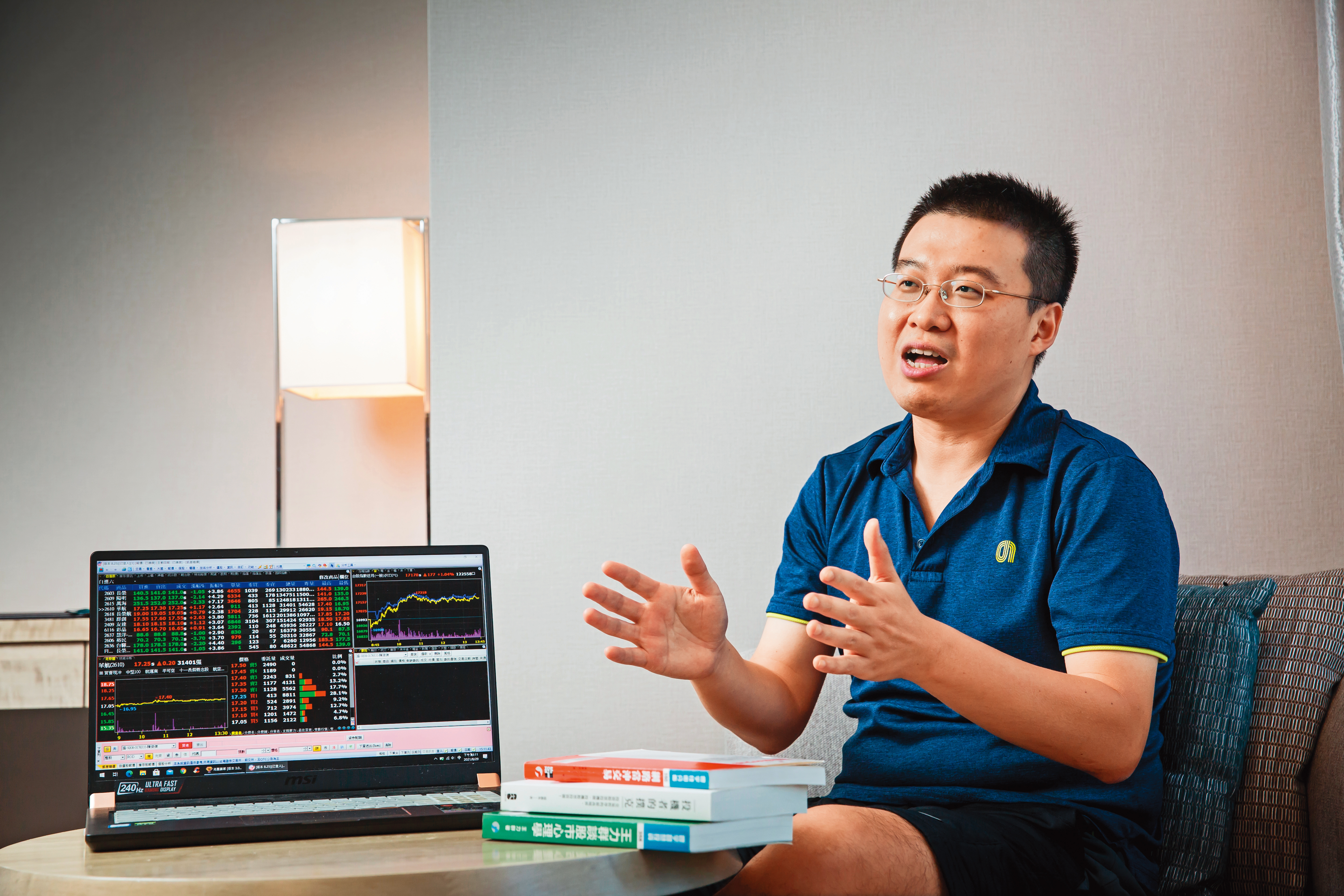 6月甫卸下高中數學老師教職的陳俊傑專做當沖，能從買賣5檔交易變化嗅出多空方向。