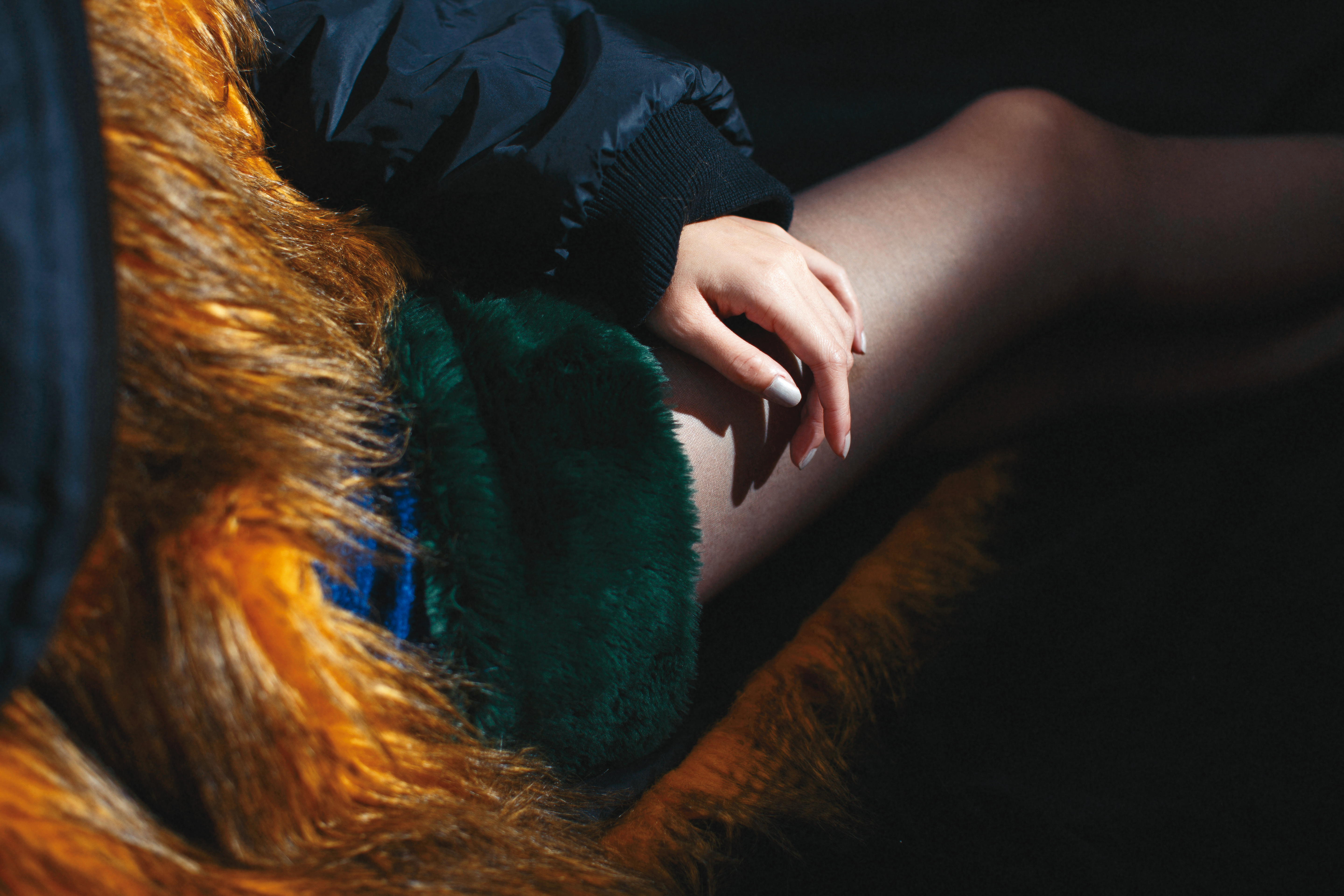 寶藍色粗花呢拼接綠色皮草短裙，價格店洽，by SAINT LAURENT；人造皮草再生尼龍大衣，NT$130,000，by PRADA。