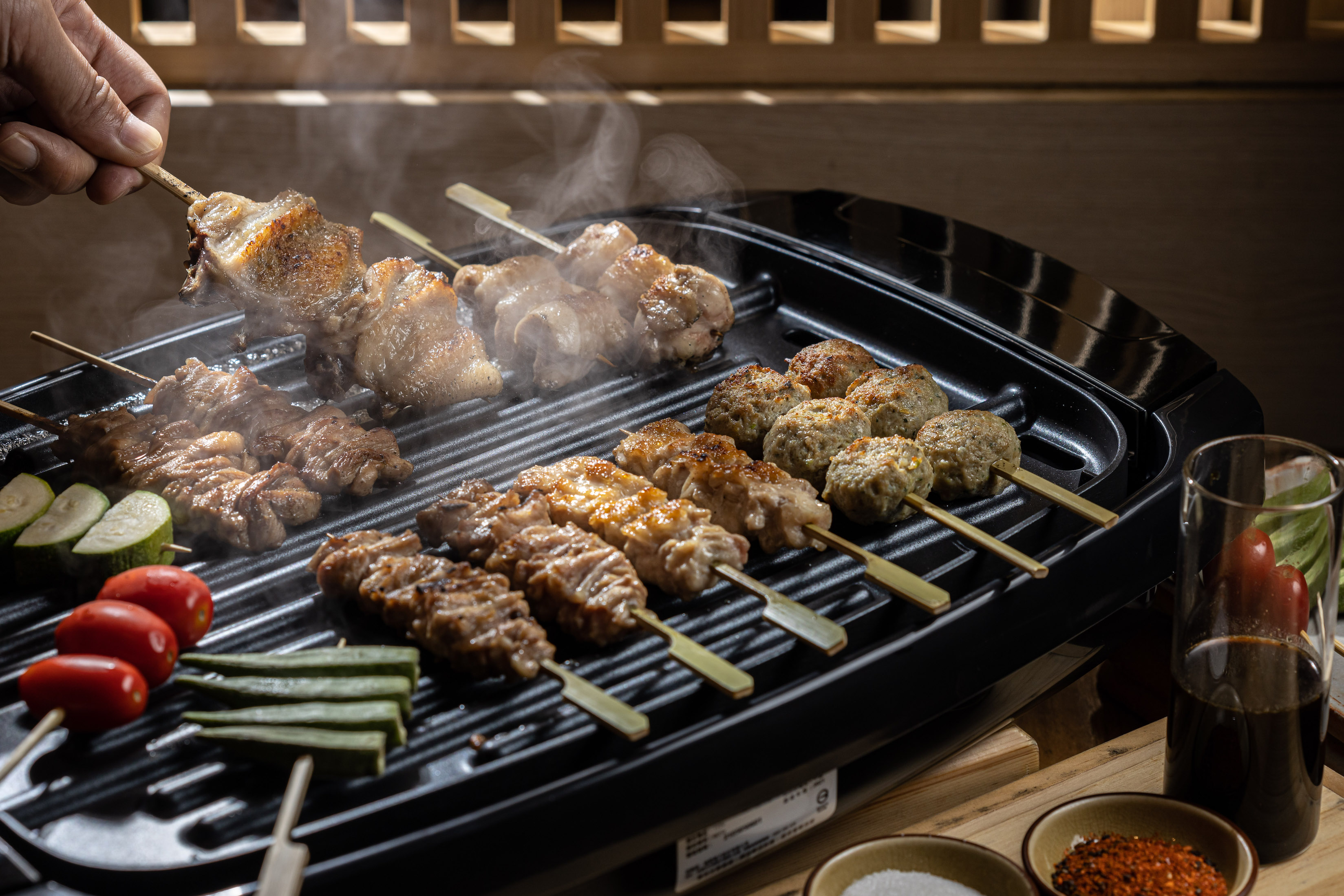 「台北鳥喜」推出的「精選雞肉串燒禮盒」讓人在家輕鬆重現名店的好滋味。（1,200元／組）