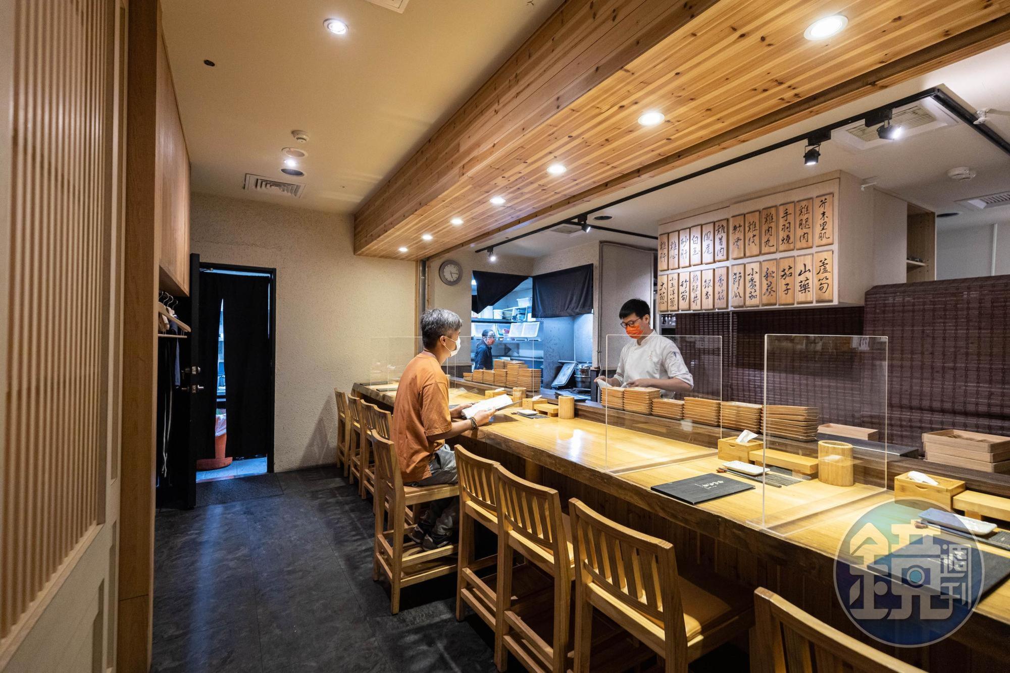 疫情期間「台北鳥喜」店內設置隔板，並採梅花座，讓客人安心用餐。