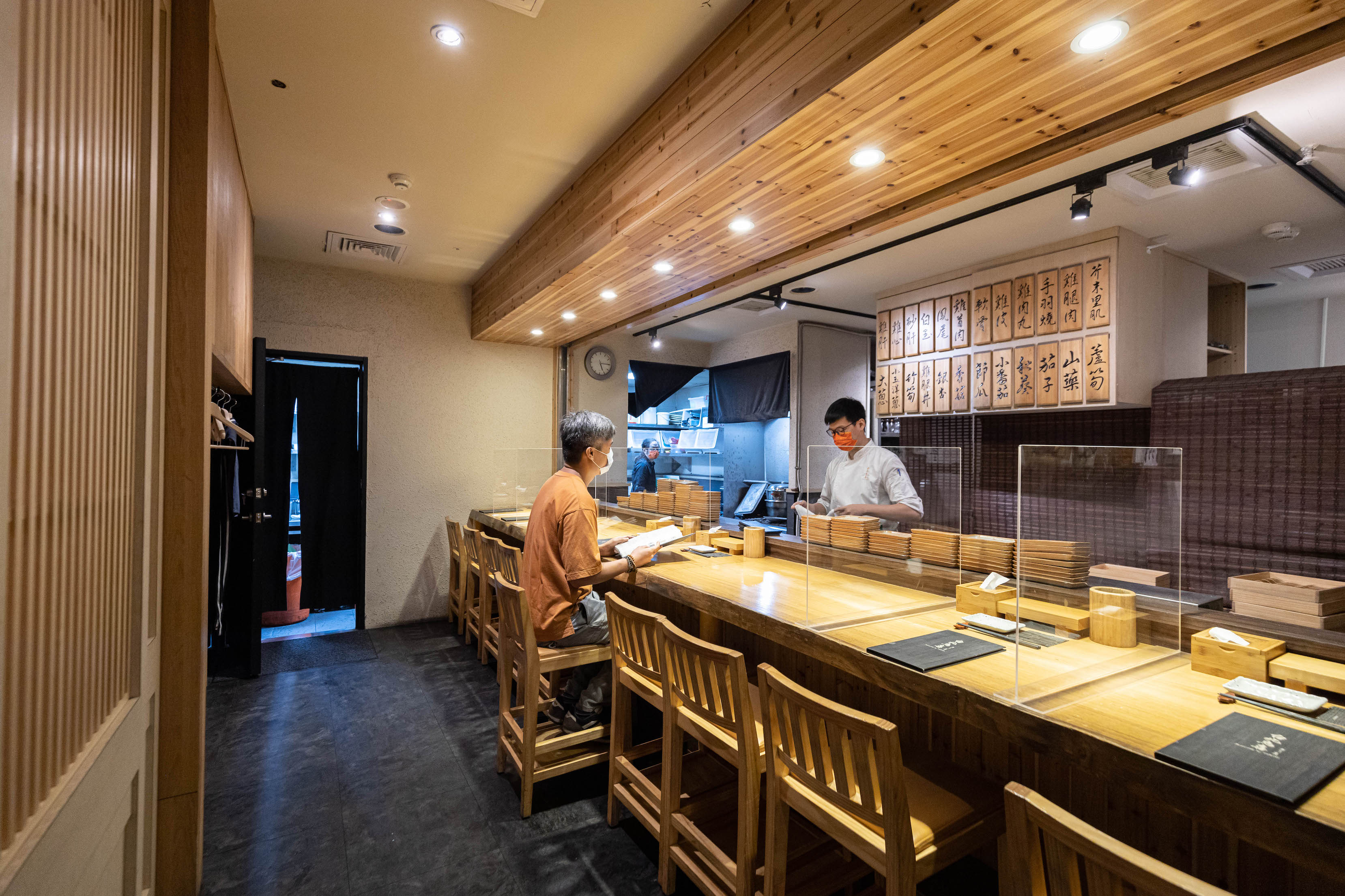 疫情期間「台北鳥喜」店內設置隔板,並採梅花座,讓客人安心用餐。