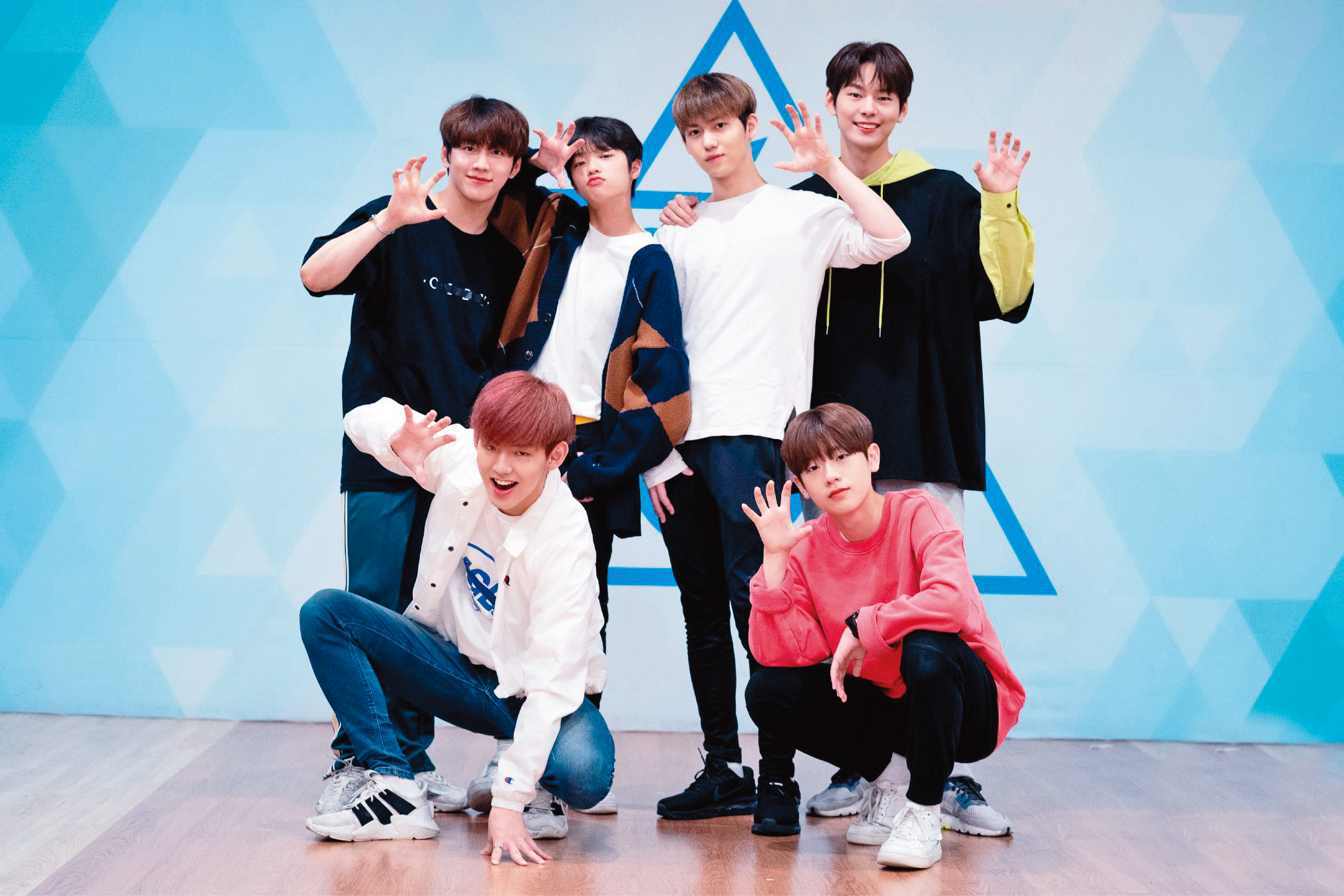 練習生金東彬(前排左)曾參加韓國選秀《PRODUCE 101》兩季,未出道就已小有名氣。(翻攝自《PRODUCE X 101》臉書)