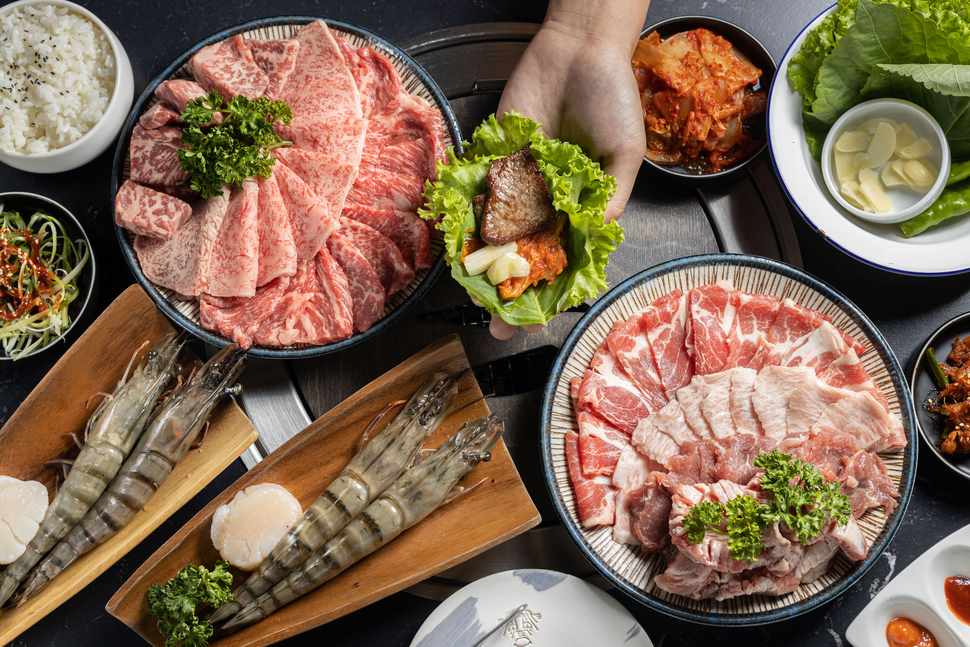 外帶生肉套餐「花好月圓」由和牛、伊比利豬壓陣，包進生菜的韓式吃法奢侈中還多點清爽。（4,700元／組）