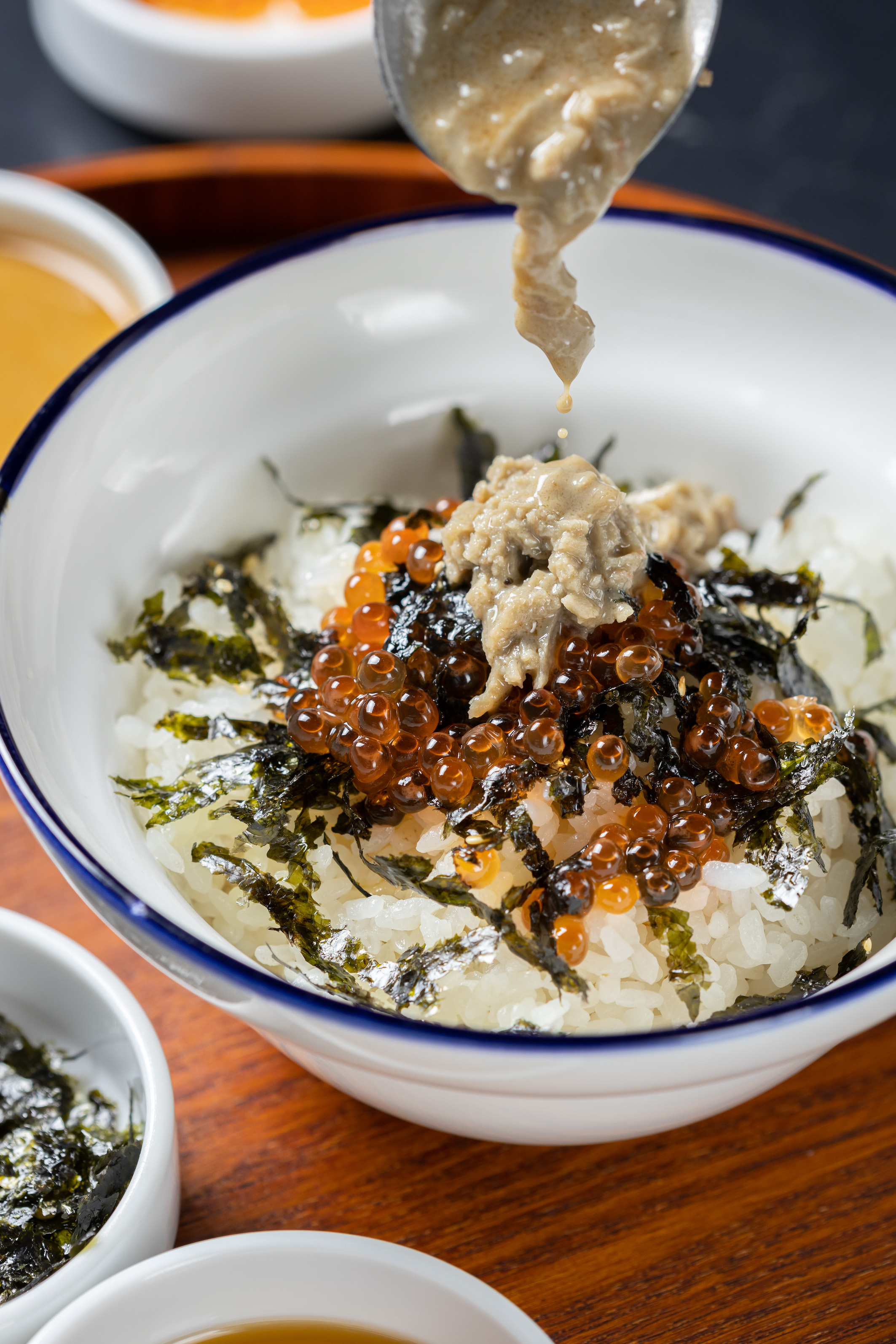 「蟹膏拌飯」嘗得到松葉蟹的濃厚鮮美與鮭魚卵的爆漿快感。（360元／份）