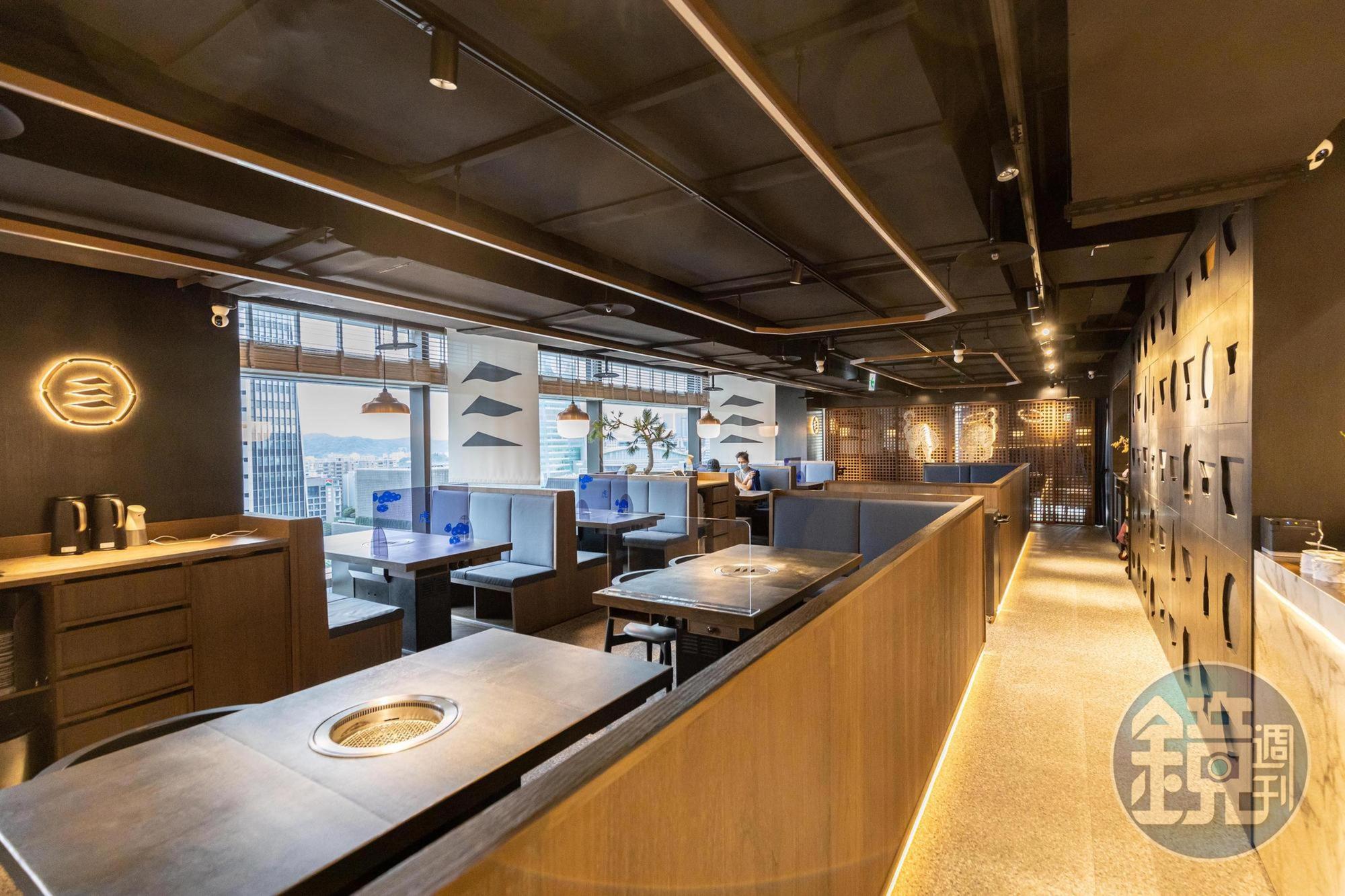 店內裝潢是摩登洗鍊的現代亞洲風，窗外還能看到信義區街景。