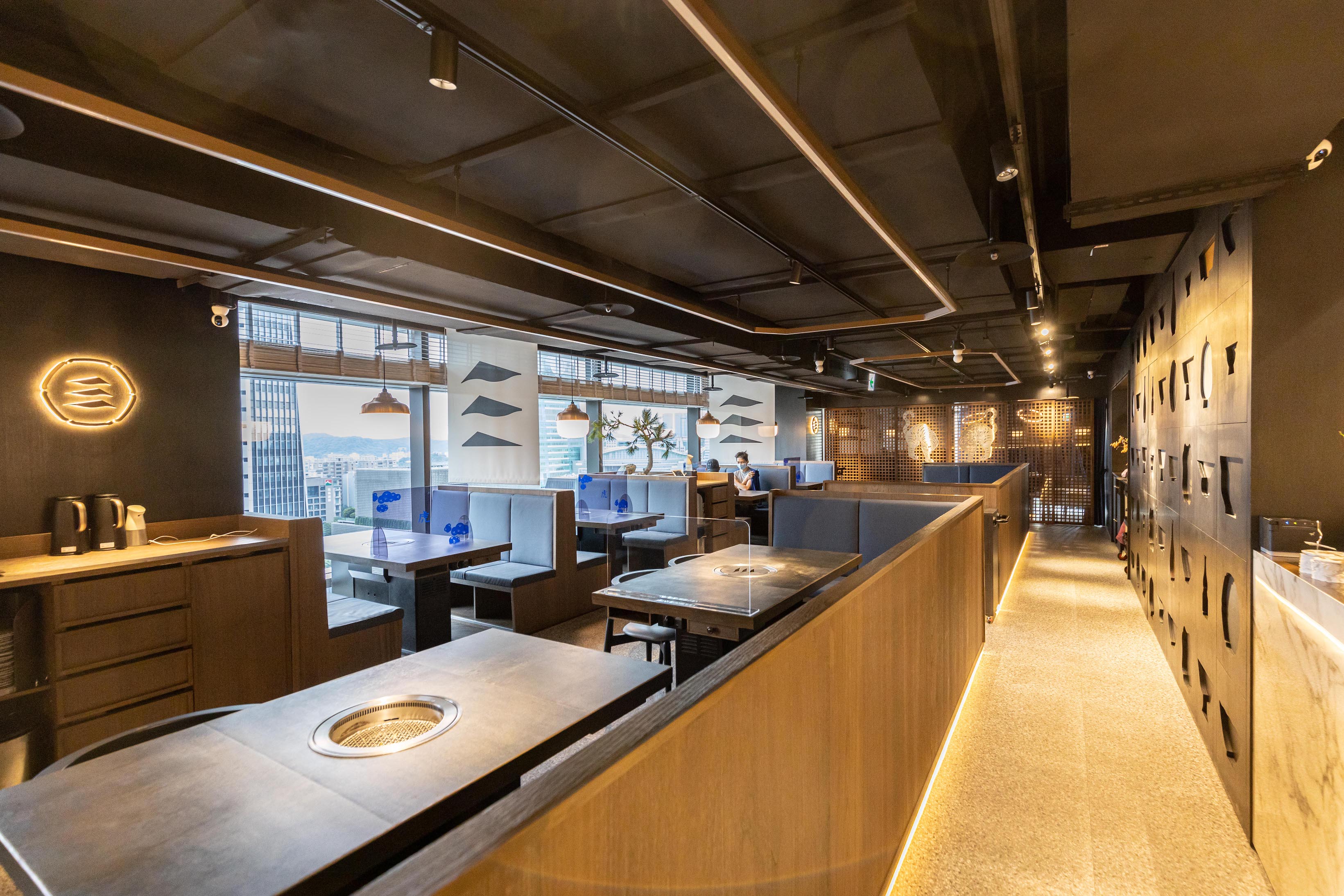 店內裝潢是摩登洗鍊的現代亞洲風，窗外還能看到信義區街景。