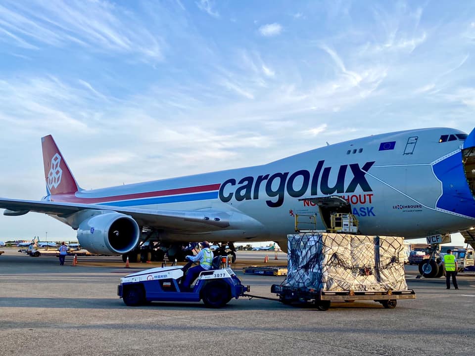 BNT疫苗陸續抵台，優先施打12歲至未滿18歲青少年。（翻攝自桃園國際機場臉書）