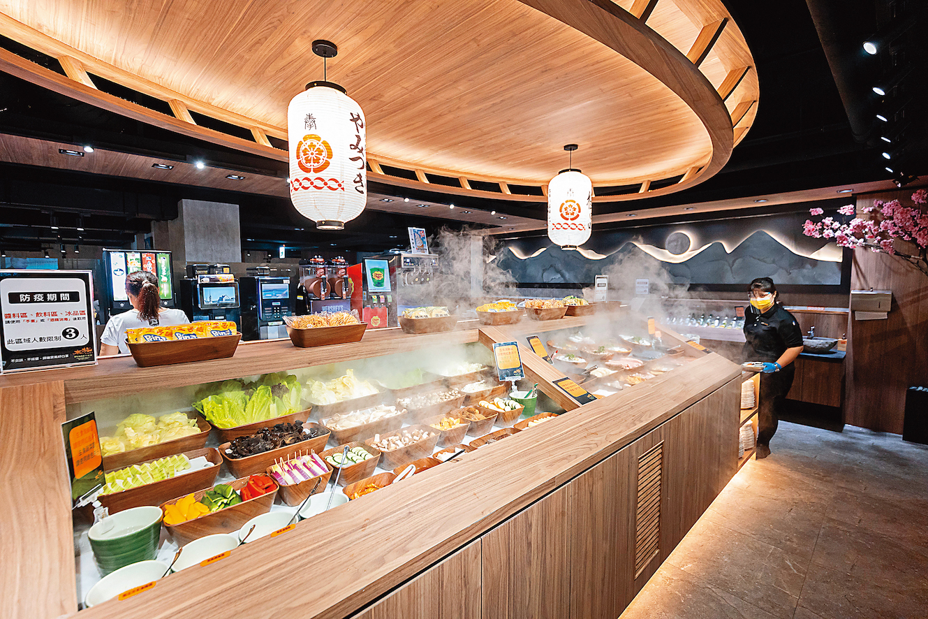 8月新開張的「本格和牛燒肉放題」新北永和店，自助取餐區也確實做好防疫措施。