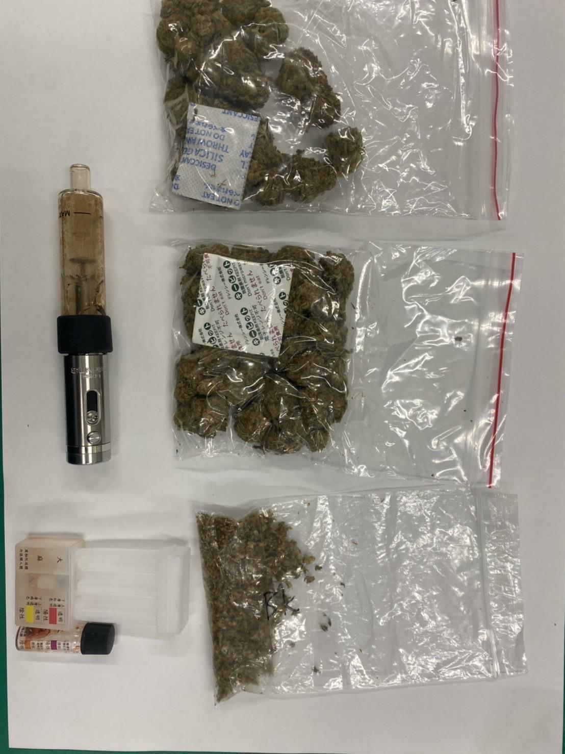 警方在現場查獲大麻和吸食器。（翻攝畫面）