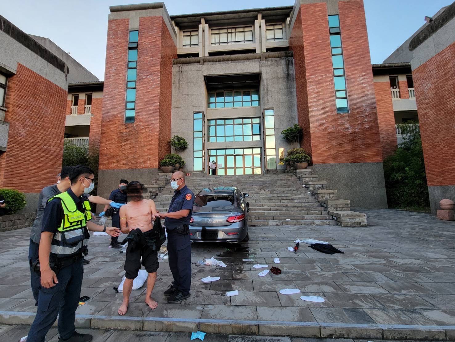 擔任北藝大舍監的李男（圖）因在吸毒飲酒後，駕車衝撞學校大樓，遭警方逮捕。（翻攝畫面）