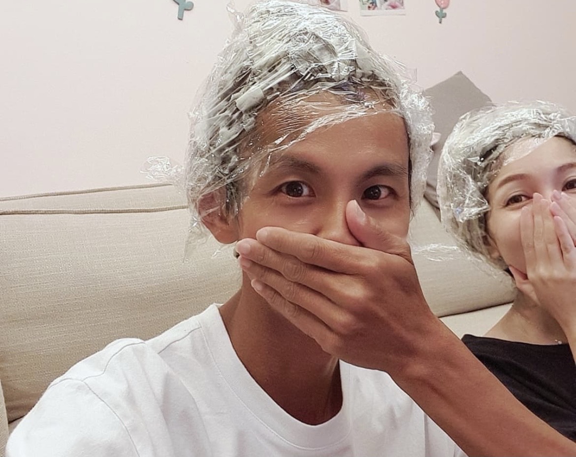阿翔與老婆Grace在家DIY染髮。（翻攝自阿翔IG）