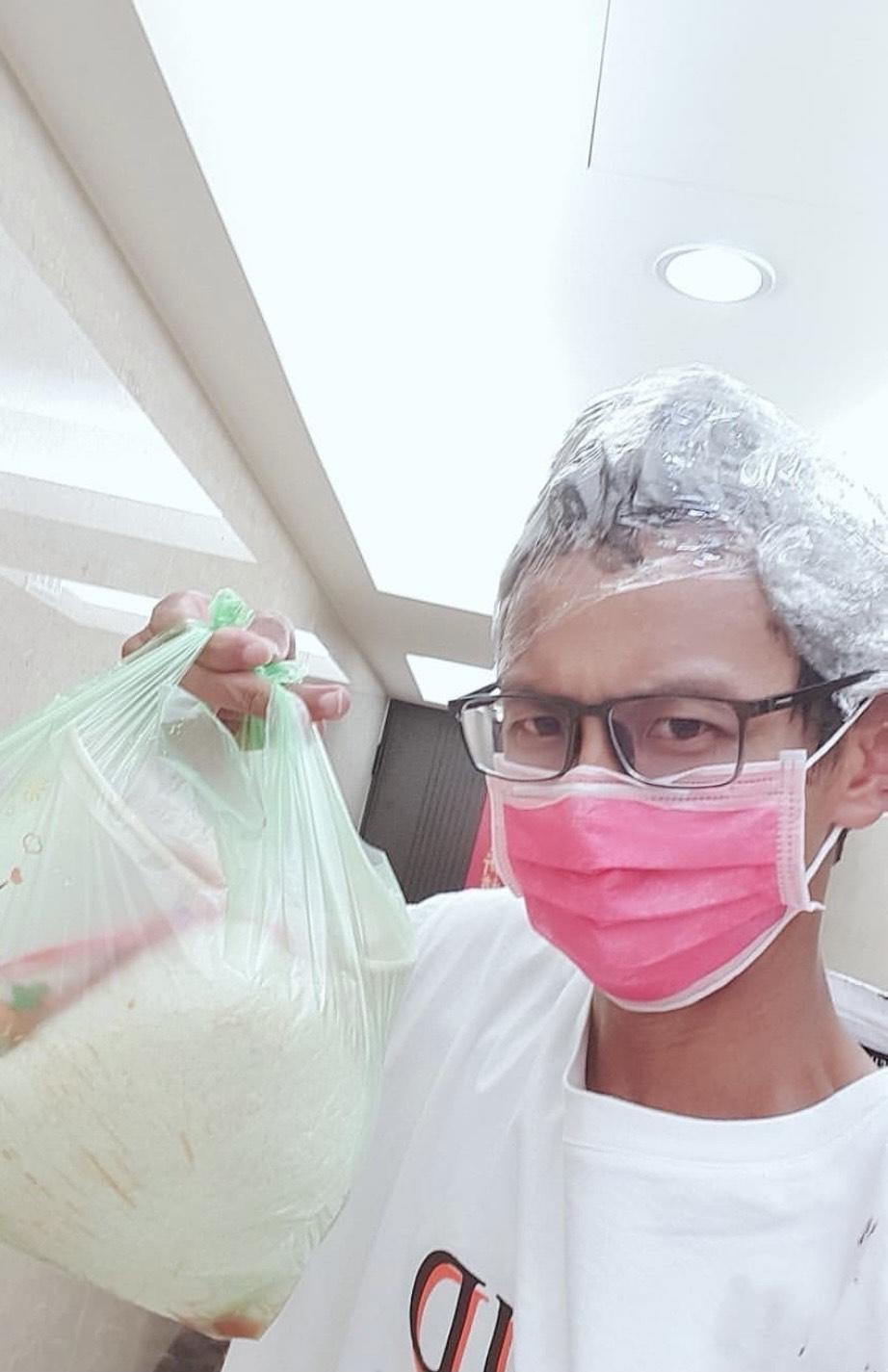 阿翔頂著保鮮膜包頭下樓取餐表情尷尬。（翻攝自阿翔IG）