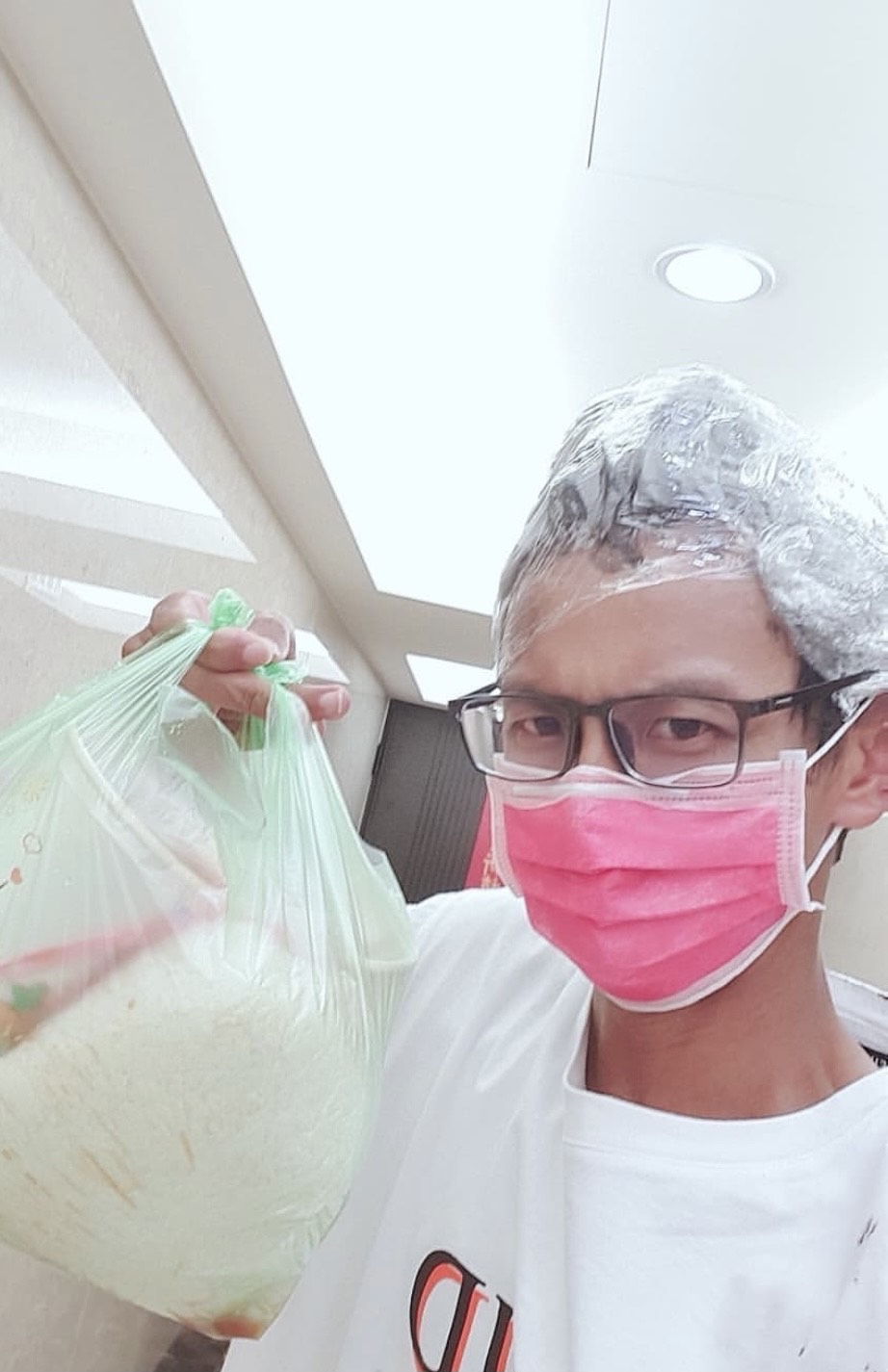阿翔頂著保鮮膜包頭下樓取餐表情尷尬。（翻攝自阿翔IG）