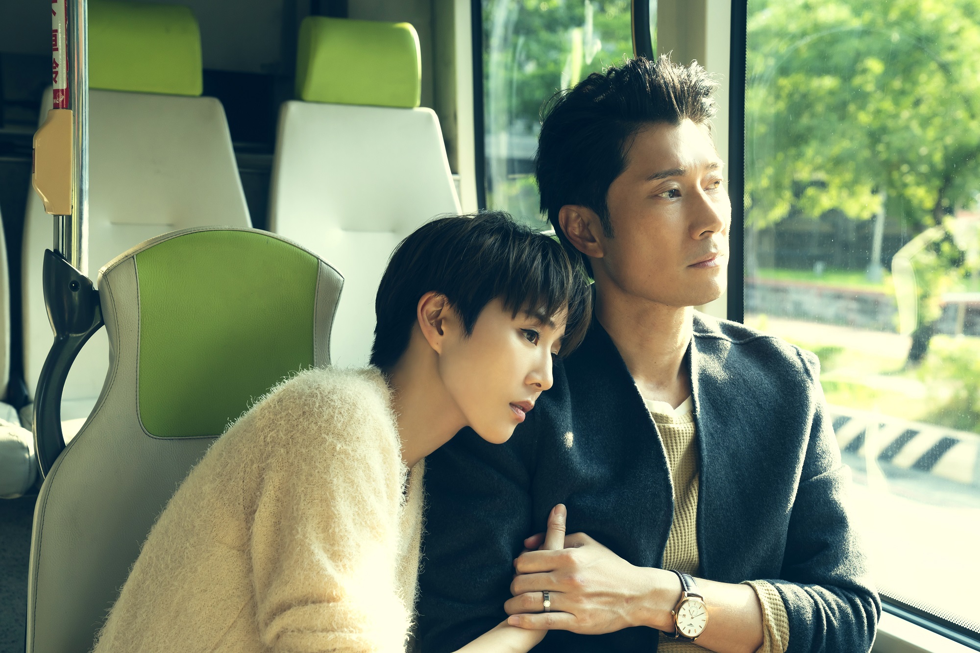 張鈞甯（左）與陳恩峰（右）在劇中感情看似完美，雖暗藏危機。（HBO Asia提供）