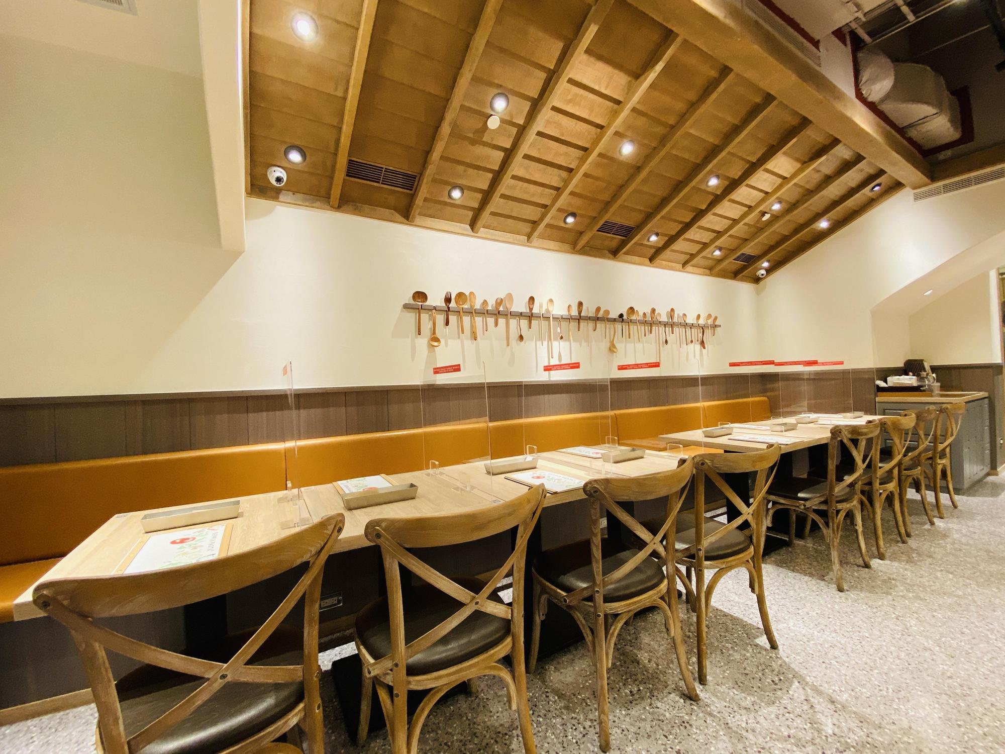 餐廳架設好隔板，空間以木質桌椅，營造日式食堂溫暖調性。（BEPPIN PASTA提供）