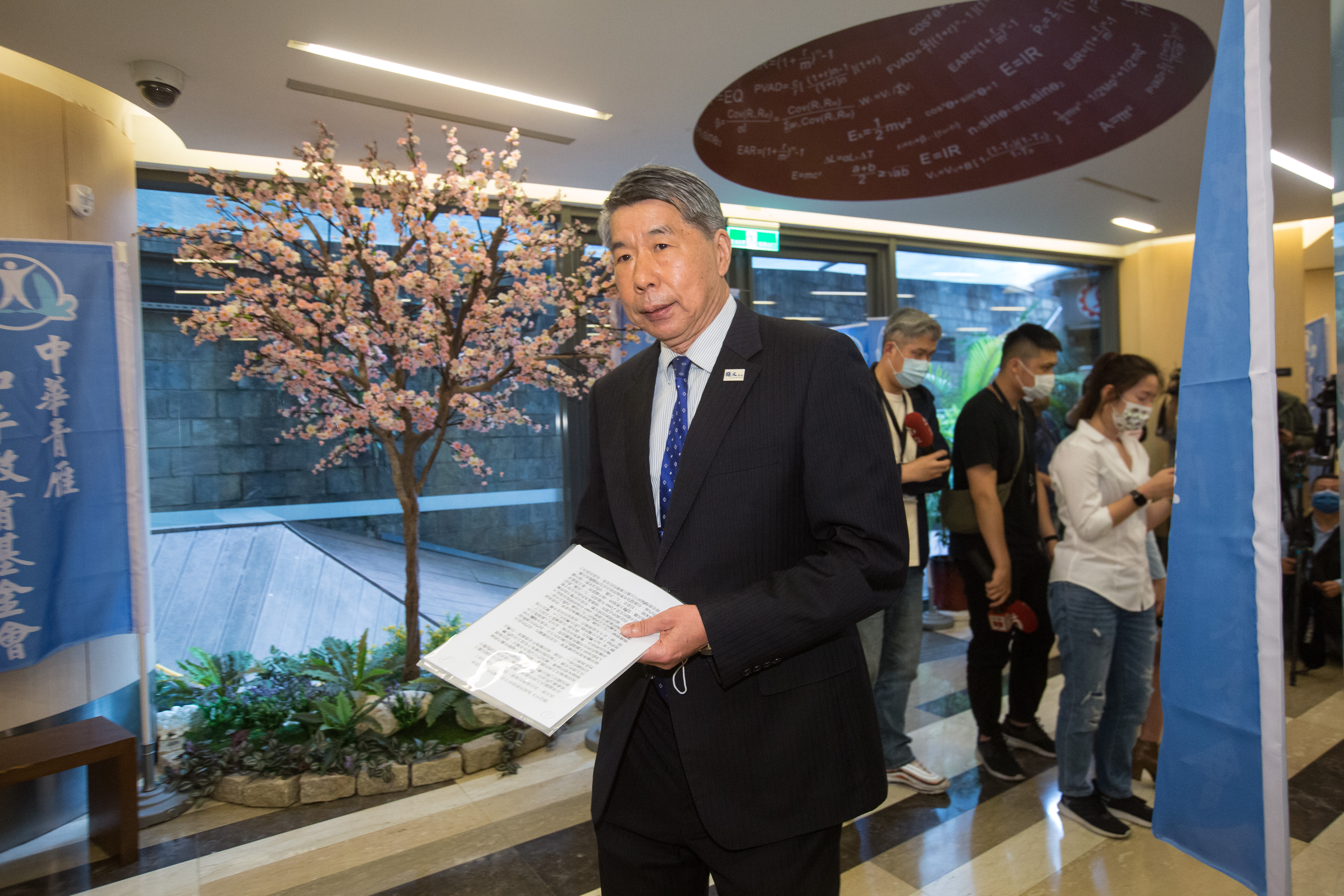 參選國民黨主席的孫文學校總校長張亞中說，打算去了解倫敦政經學院是否為正規大學。（本刊資料照）