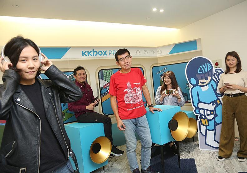 李明哲(前排中)就任文策院院長前在KKBOX任職逾20年,是數位內容產業的「年輕大老」。(文策院提供)