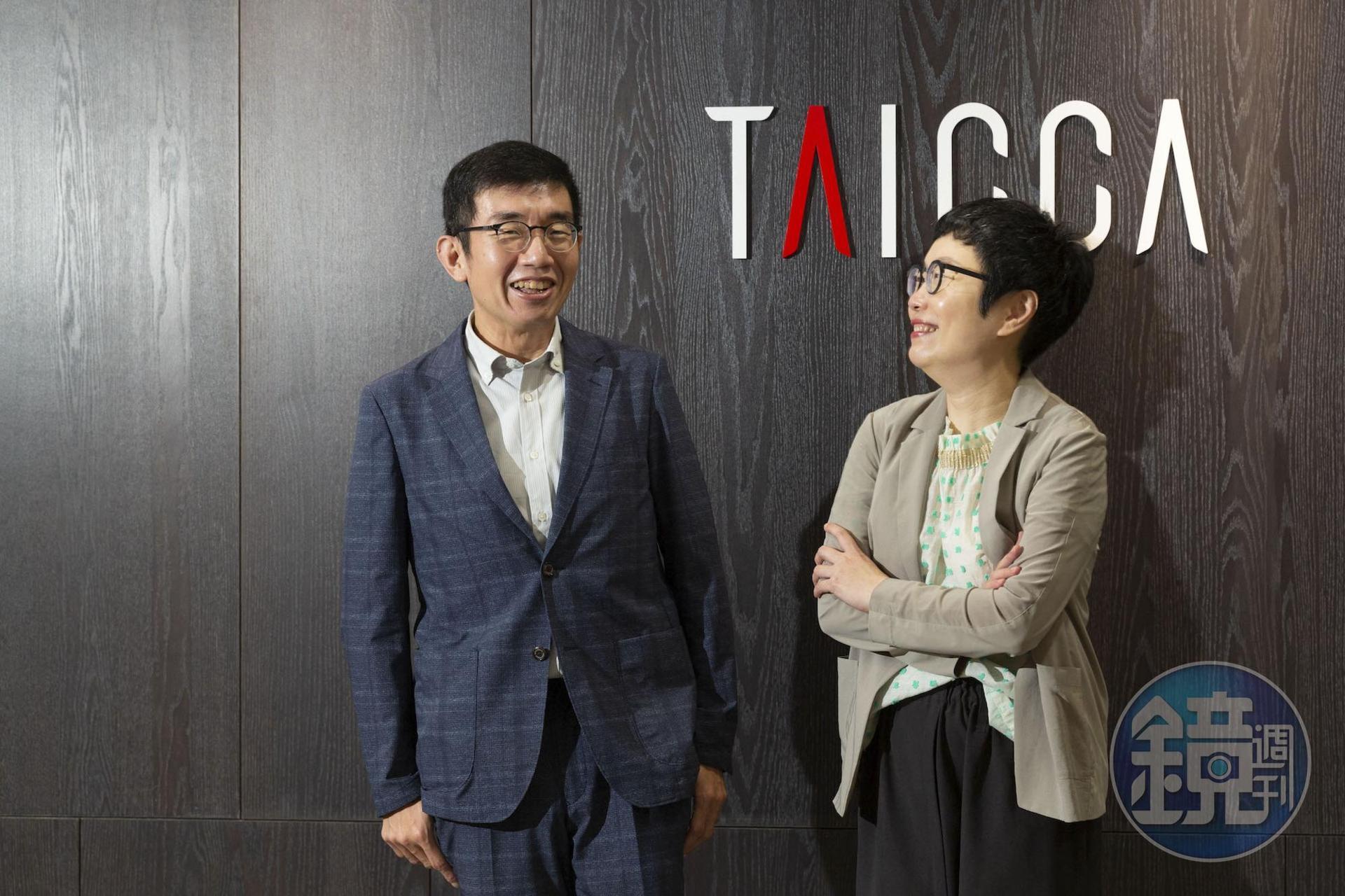 李明哲(左)就任文策院院長後,上班造型從T恤加牛仔褲改成西裝,右為文策院董事長丁曉菁。