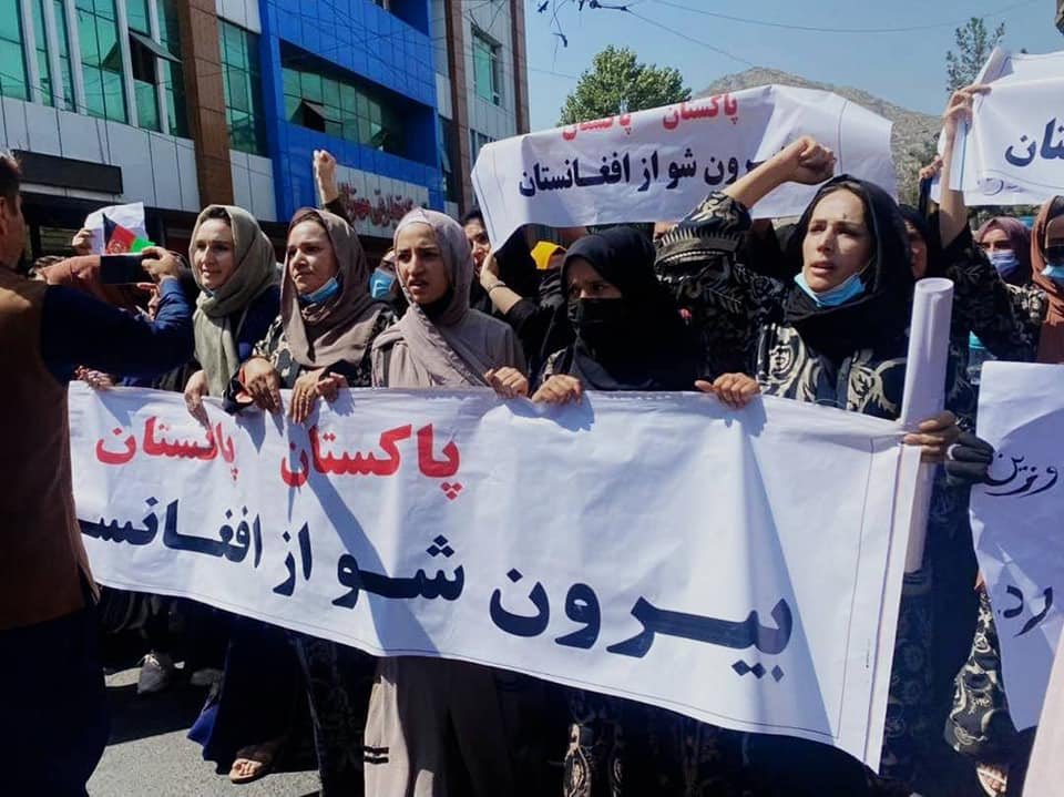 阿富汗女性不畏強權仍上街抗議爭取權利。（翻攝自推特 @RSF_persan）