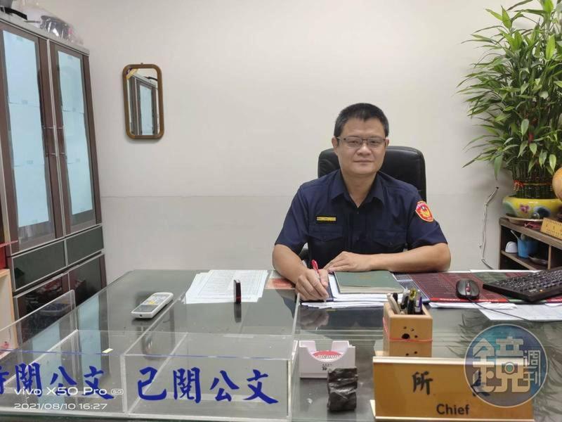 正義派出所所長廖俊賓用盡各種方法，打消跳樓女子死意。（讀者提供）