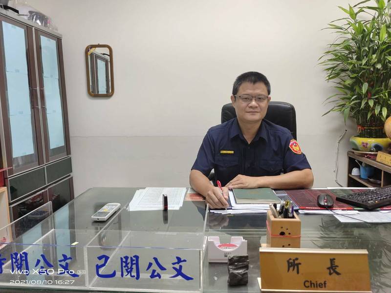 正義派出所所長廖俊賓用盡各種方法，打消跳樓女子死意。（讀者提供）