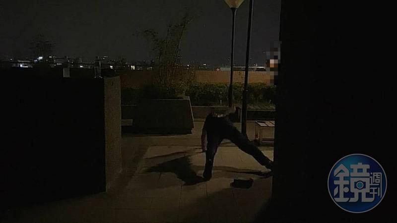 廖俊賓當場認乾妹妹，還單手做伏地挺身吸引跳樓女的注意力。（讀者提供）