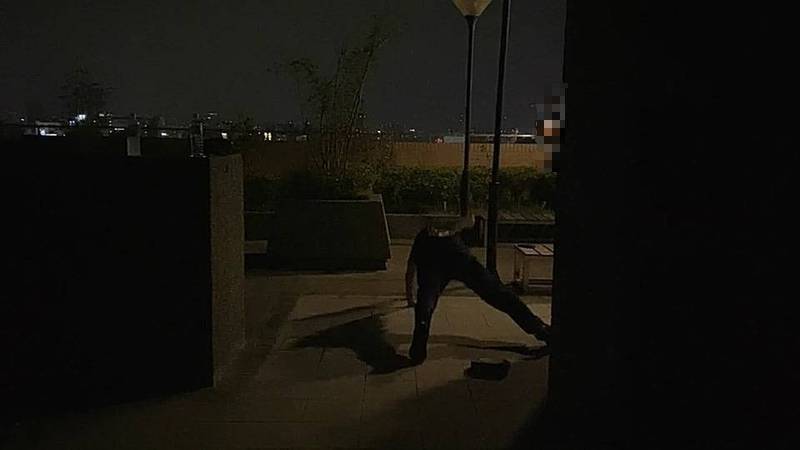 廖俊賓當場認乾妹妹,還單手做伏地挺身吸引跳樓女的注意力。(讀者提供)
